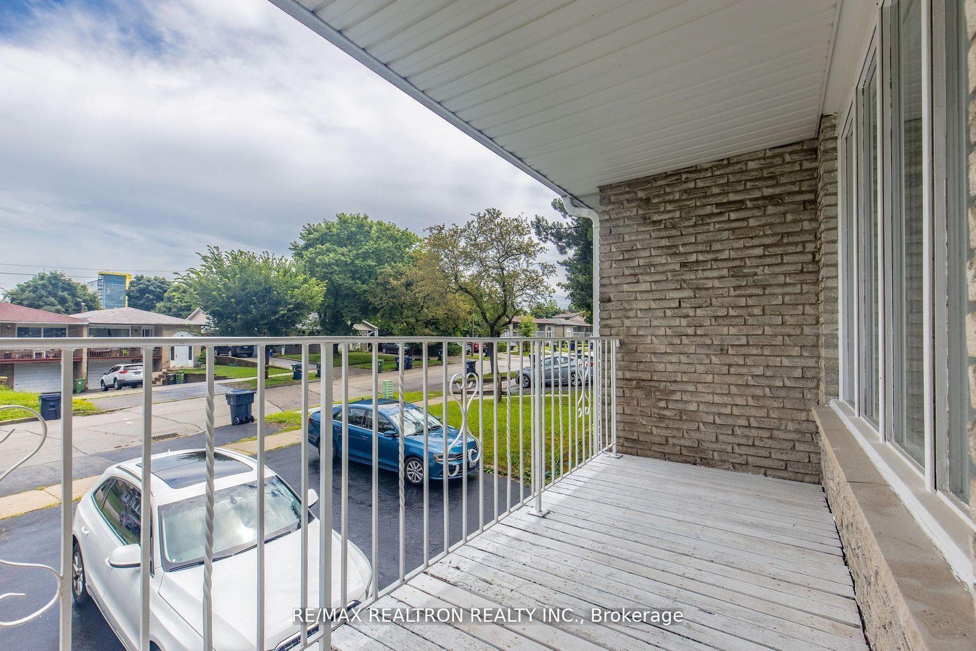 Photo 5 of Unit Upper, 129 Sexton Crescent, North York, Hillcrest Village — HOMEH