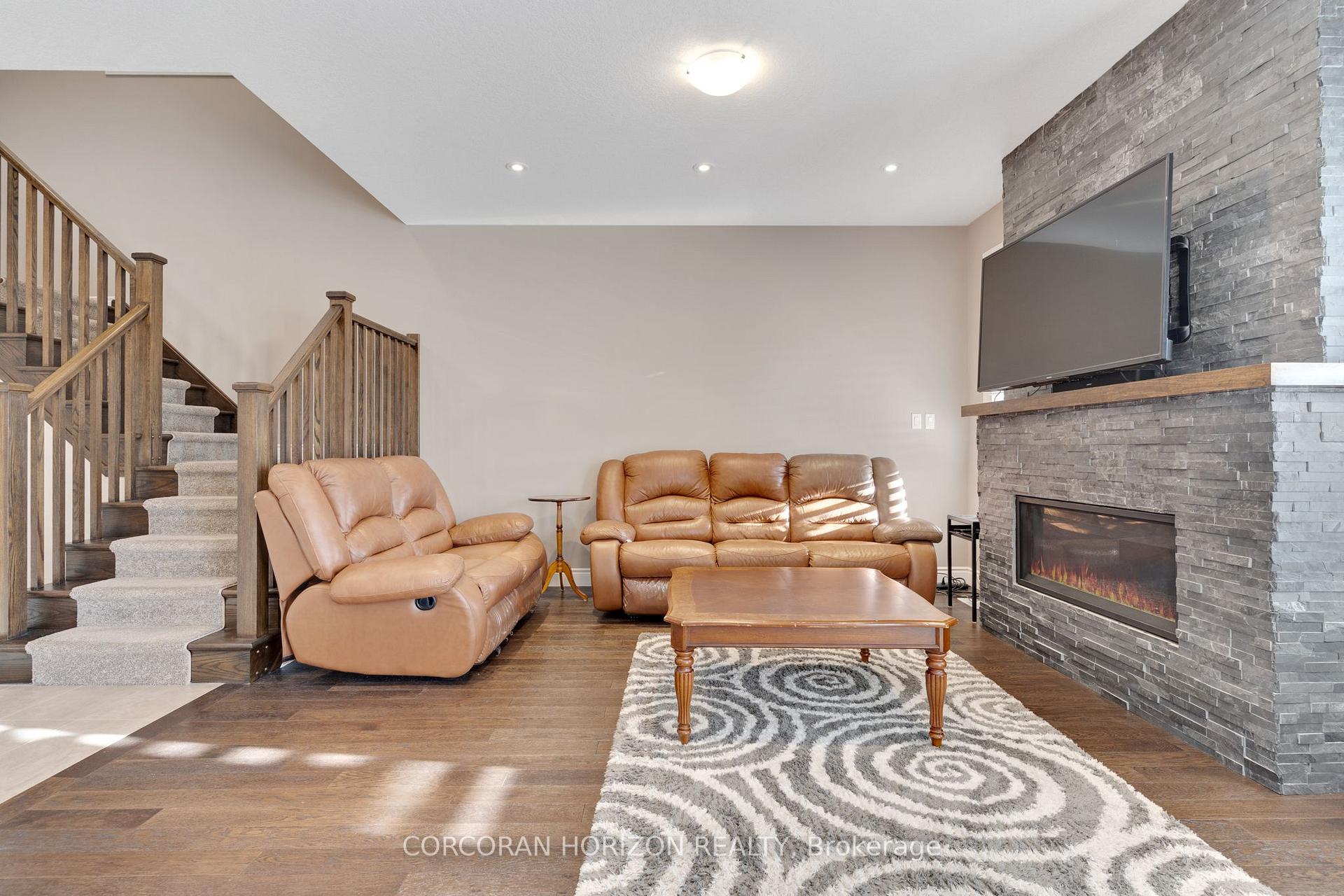 Photo 12 of 213 Ladyslipper Drive, Waterloo, Columbia Forest/Clair Hills — HOMEH