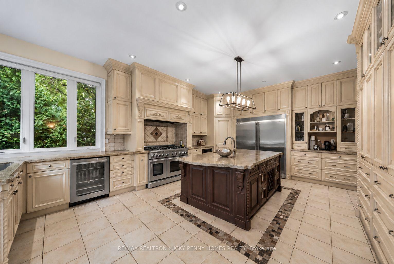 Photo 13 of 18 Donna Mae Crescent, Vaughan, Crestwood-Springfarm-Yorkhill — HOMEH