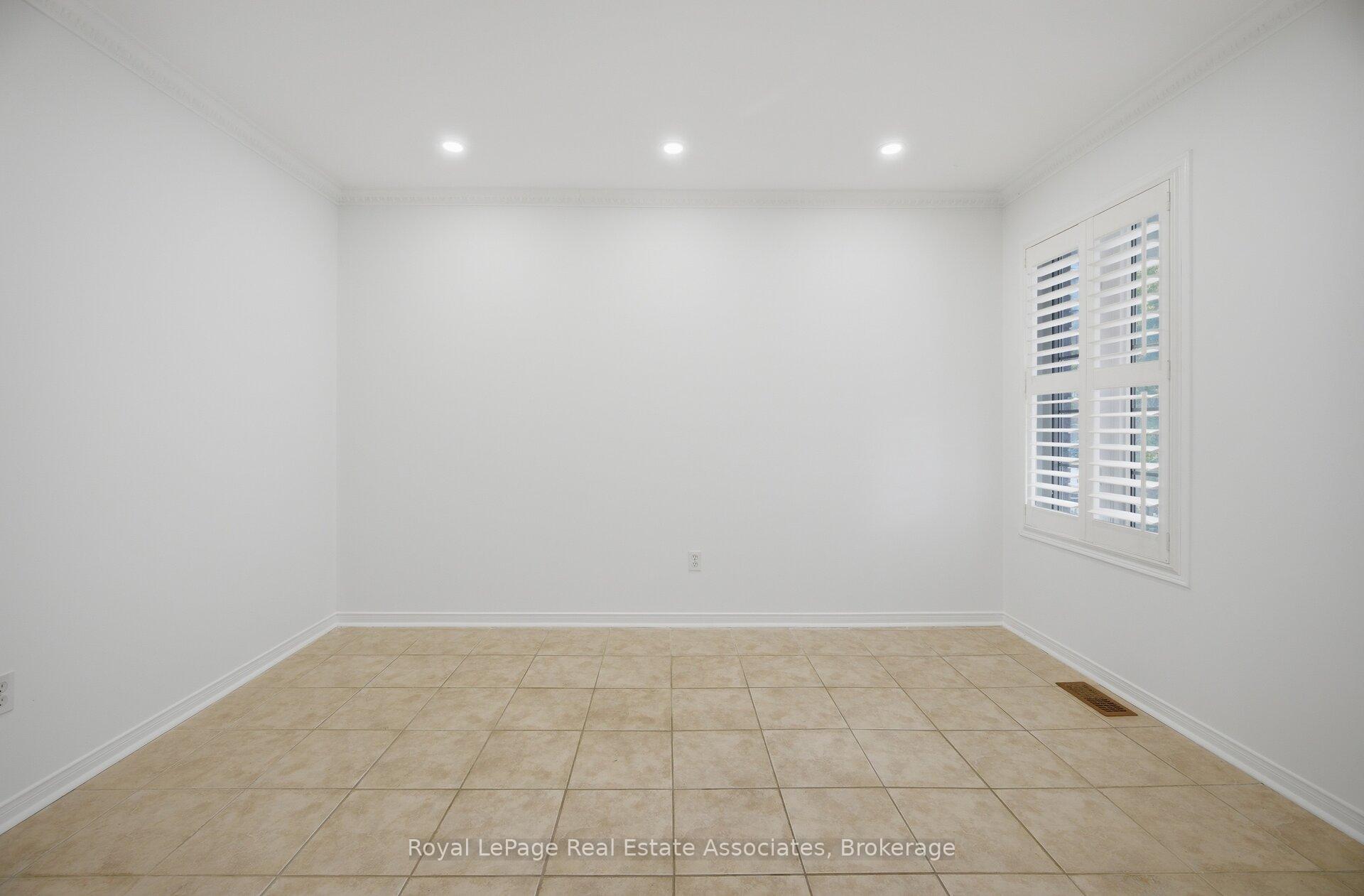 Photo 7 of 70 Echoridge Drive, Brampton, Fletcher's Meadow — HOMEH