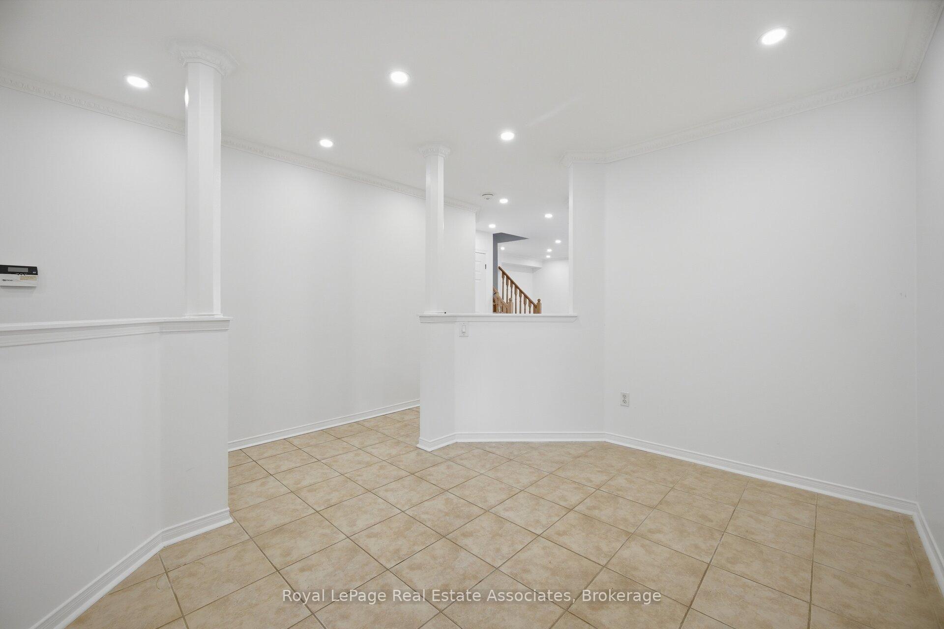 Photo 9 of 70 Echoridge Drive, Brampton, Fletcher's Meadow — HOMEH