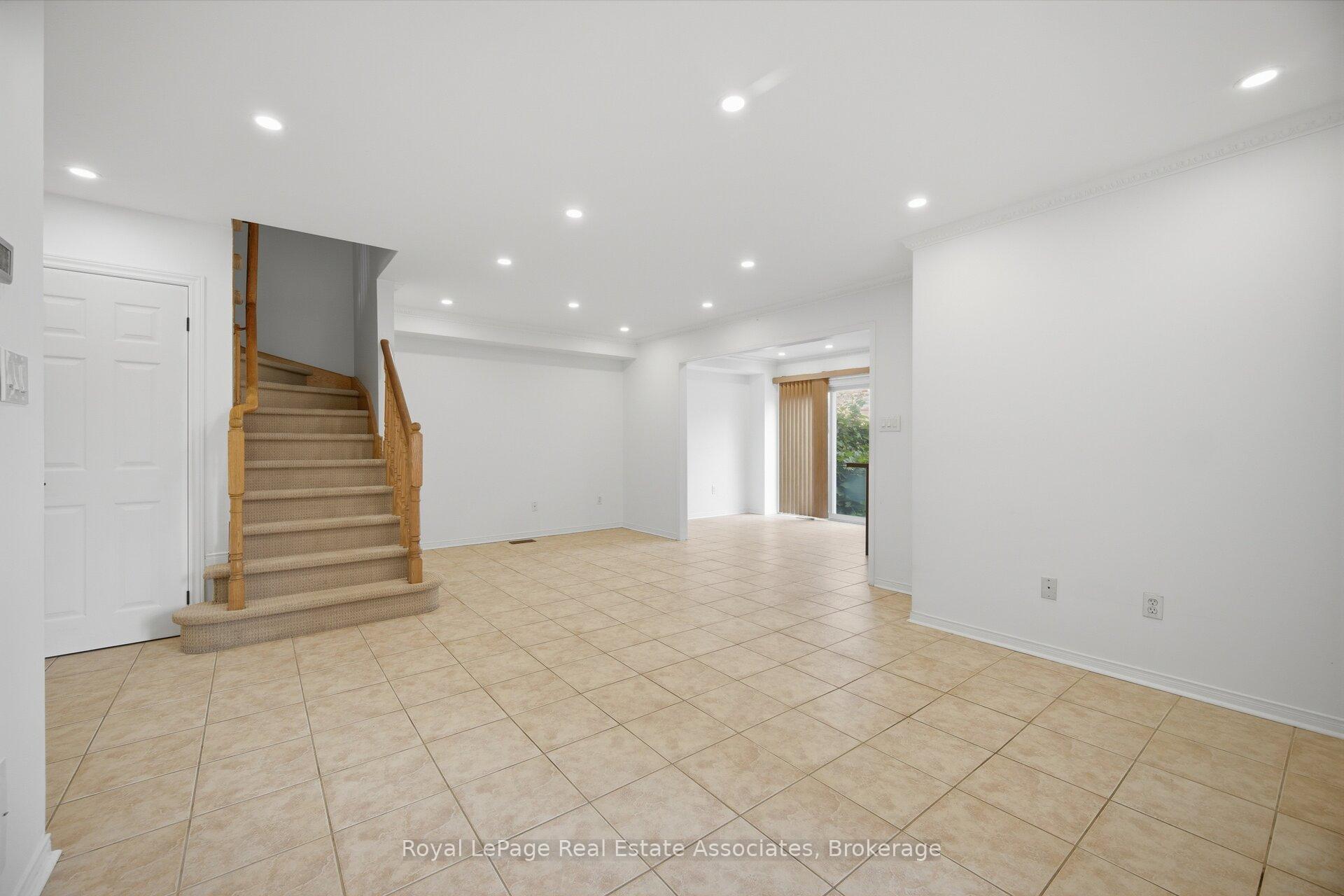 Photo 13 of 70 Echoridge Drive, Brampton, Fletcher's Meadow — HOMEH