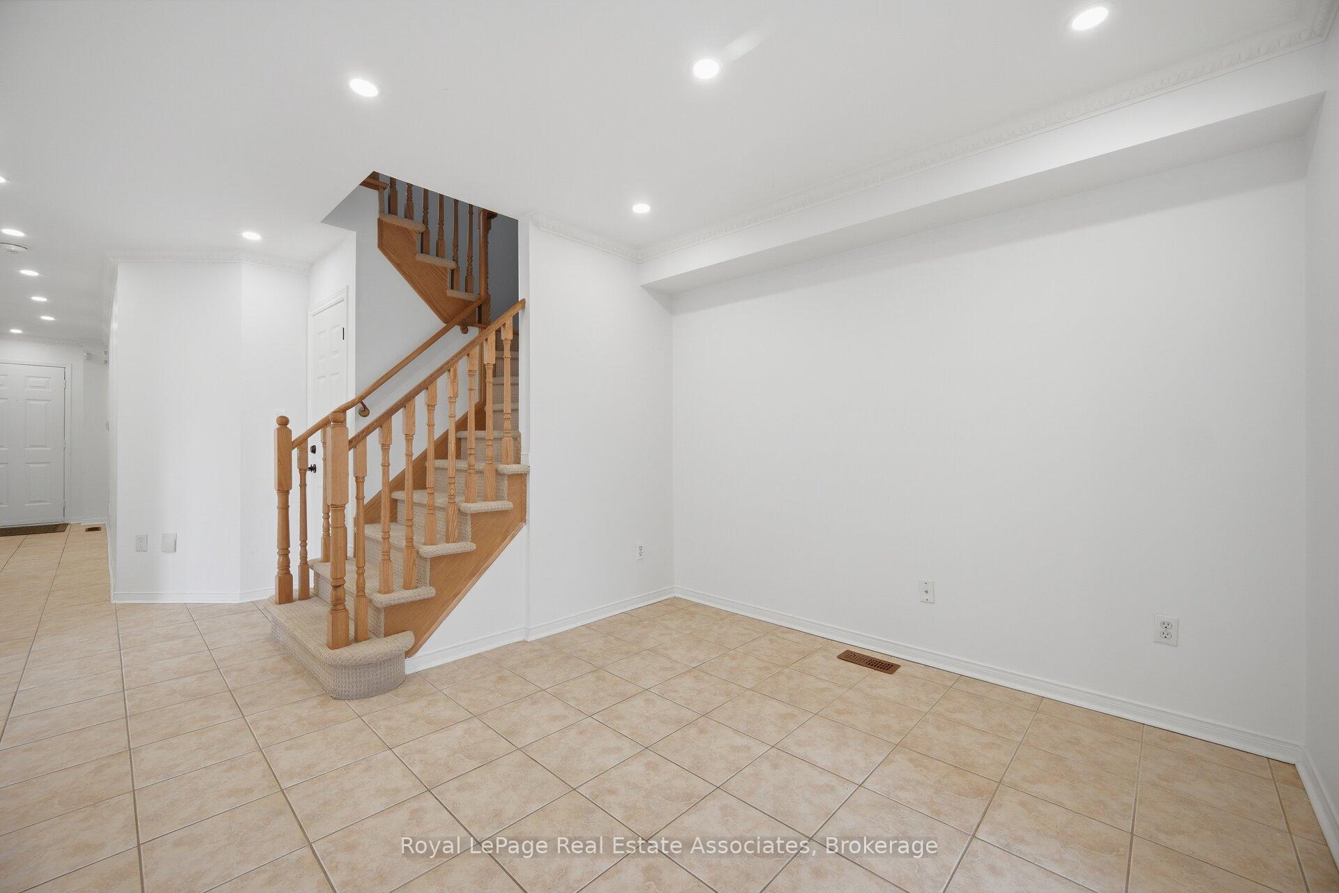 Photo 14 of 70 Echoridge Drive, Brampton, Fletcher's Meadow — HOMEH