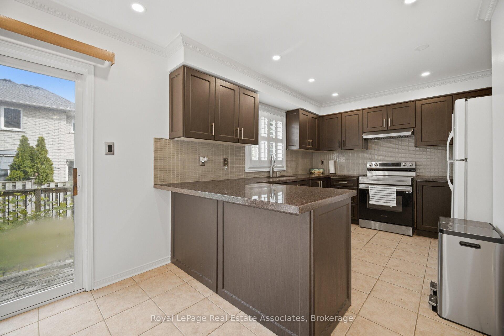 Photo 16 of 70 Echoridge Drive, Brampton, Fletcher's Meadow — HOMEH