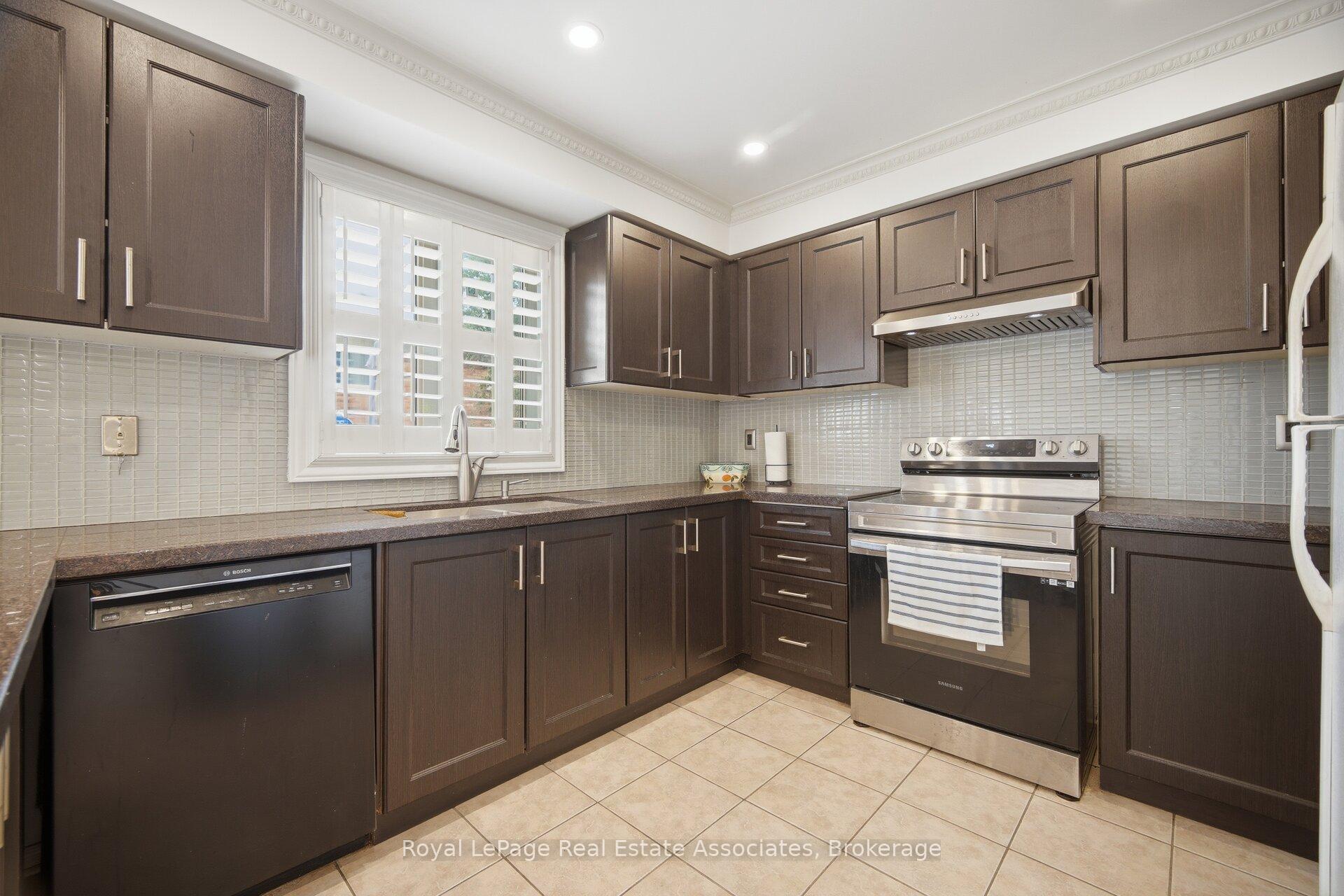 Photo 17 of 70 Echoridge Drive, Brampton, Fletcher's Meadow — HOMEH