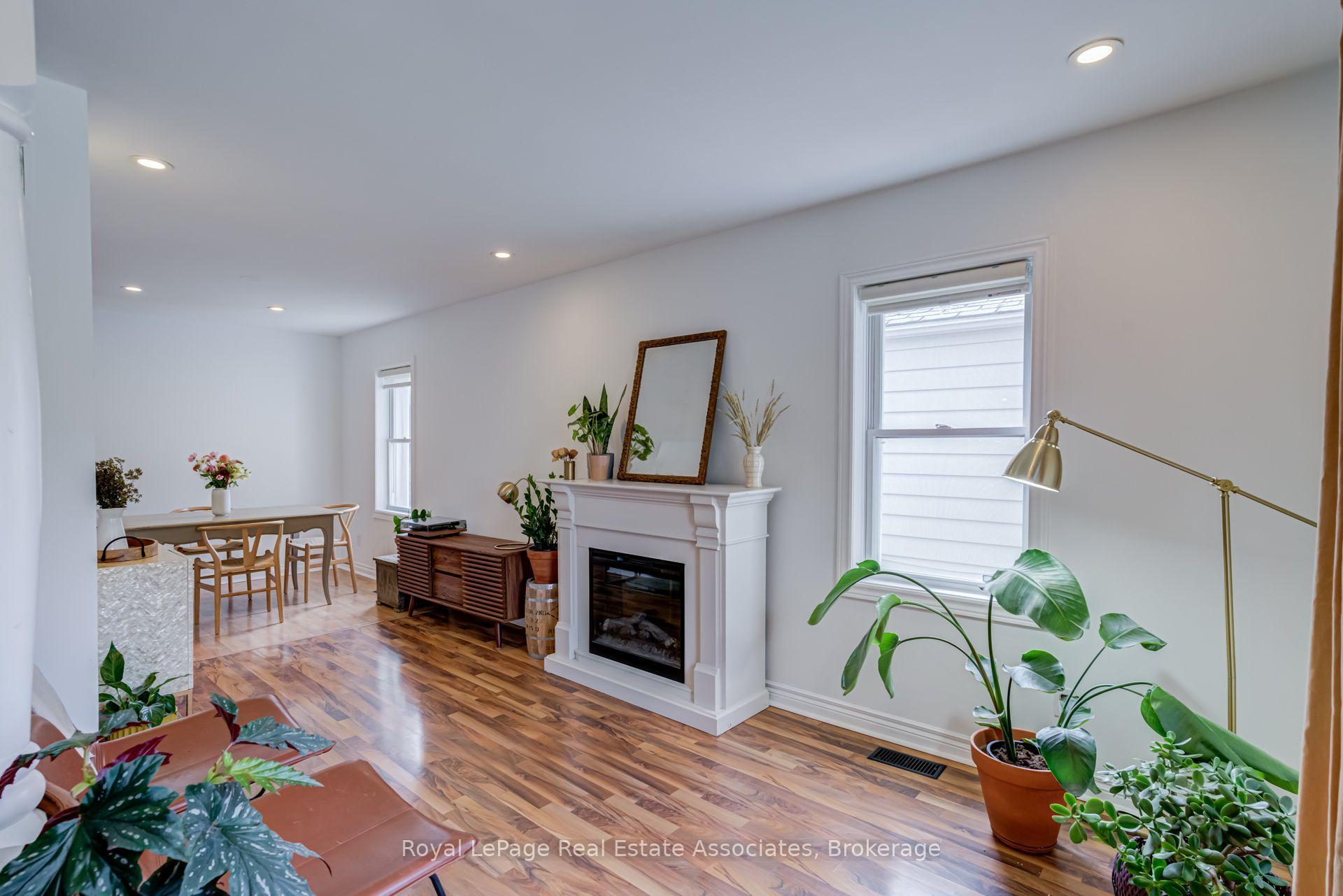 Photo 5 of 889 Third Street, Mississauga, Lakeview — HOMEH
