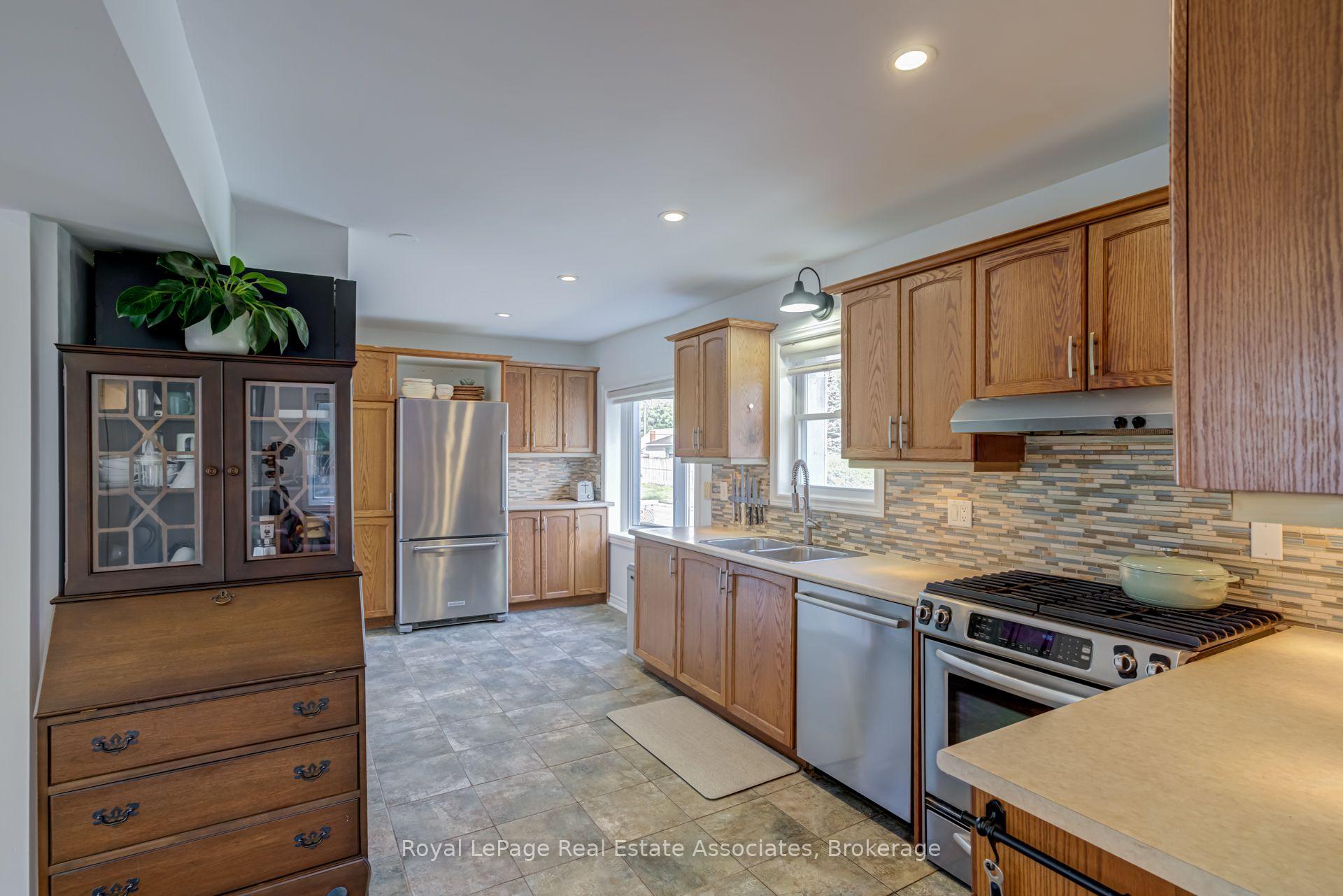 Photo 14 of 889 Third Street, Mississauga, Lakeview — HOMEH