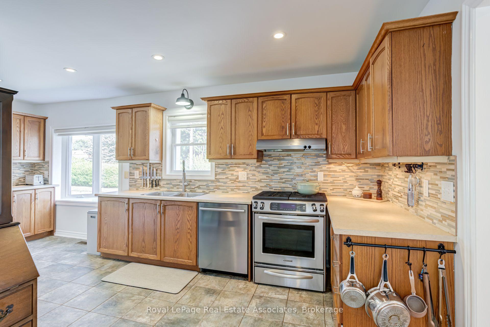 Photo 15 of 889 Third Street, Mississauga, Lakeview — HOMEH