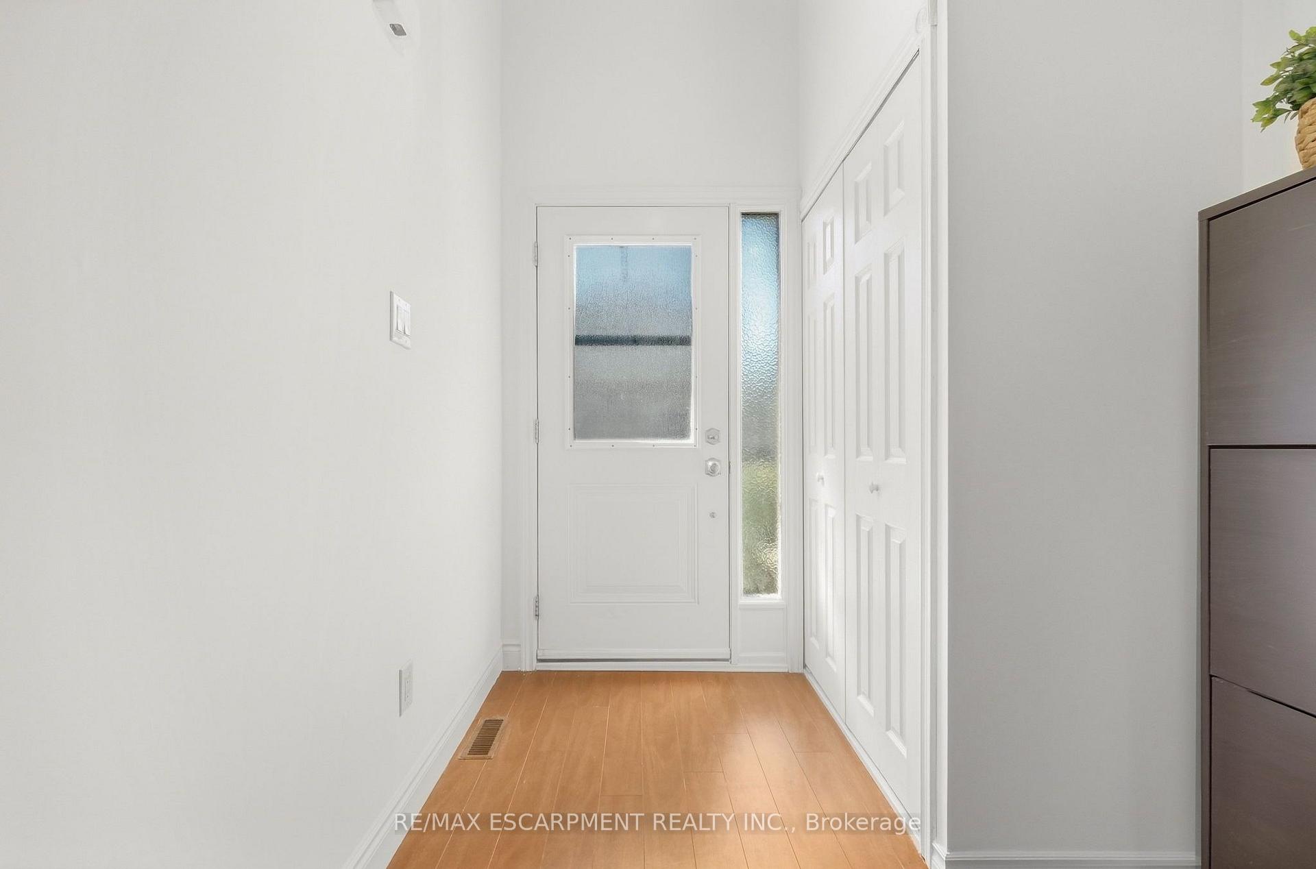 Photo 4 of Unit 27, 1518 Sixth Line, Oakville, College Park — HOMEH