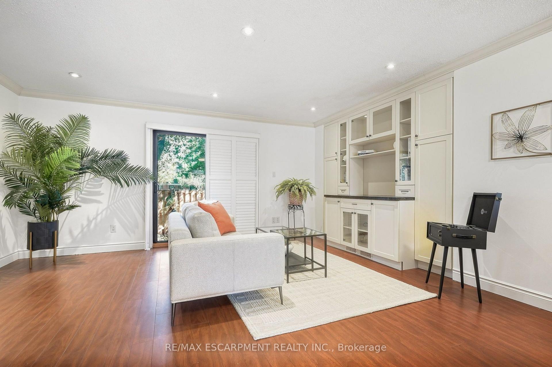 Photo 6 of Unit 27, 1518 Sixth Line, Oakville, College Park — HOMEH