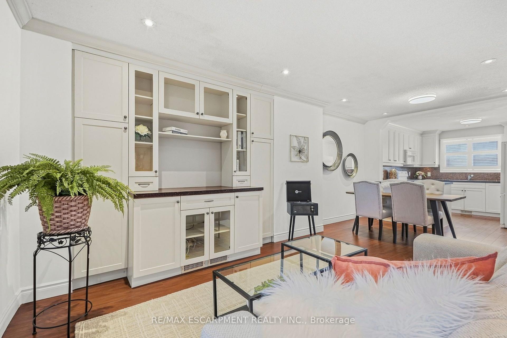 Photo 9 of Unit 27, 1518 Sixth Line, Oakville, College Park — HOMEH