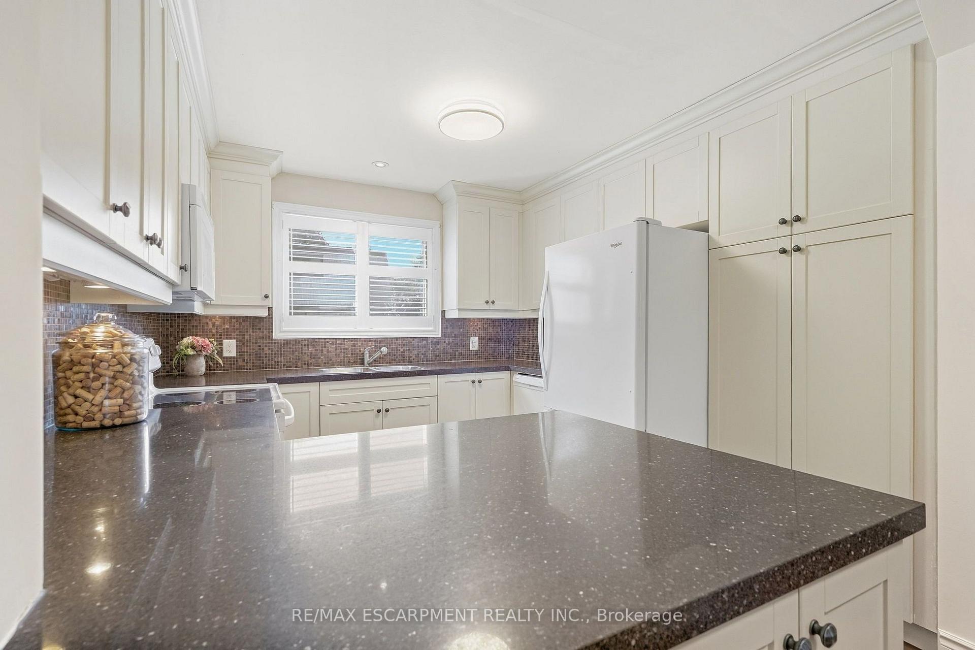 Photo 12 of Unit 27, 1518 Sixth Line, Oakville, College Park — HOMEH