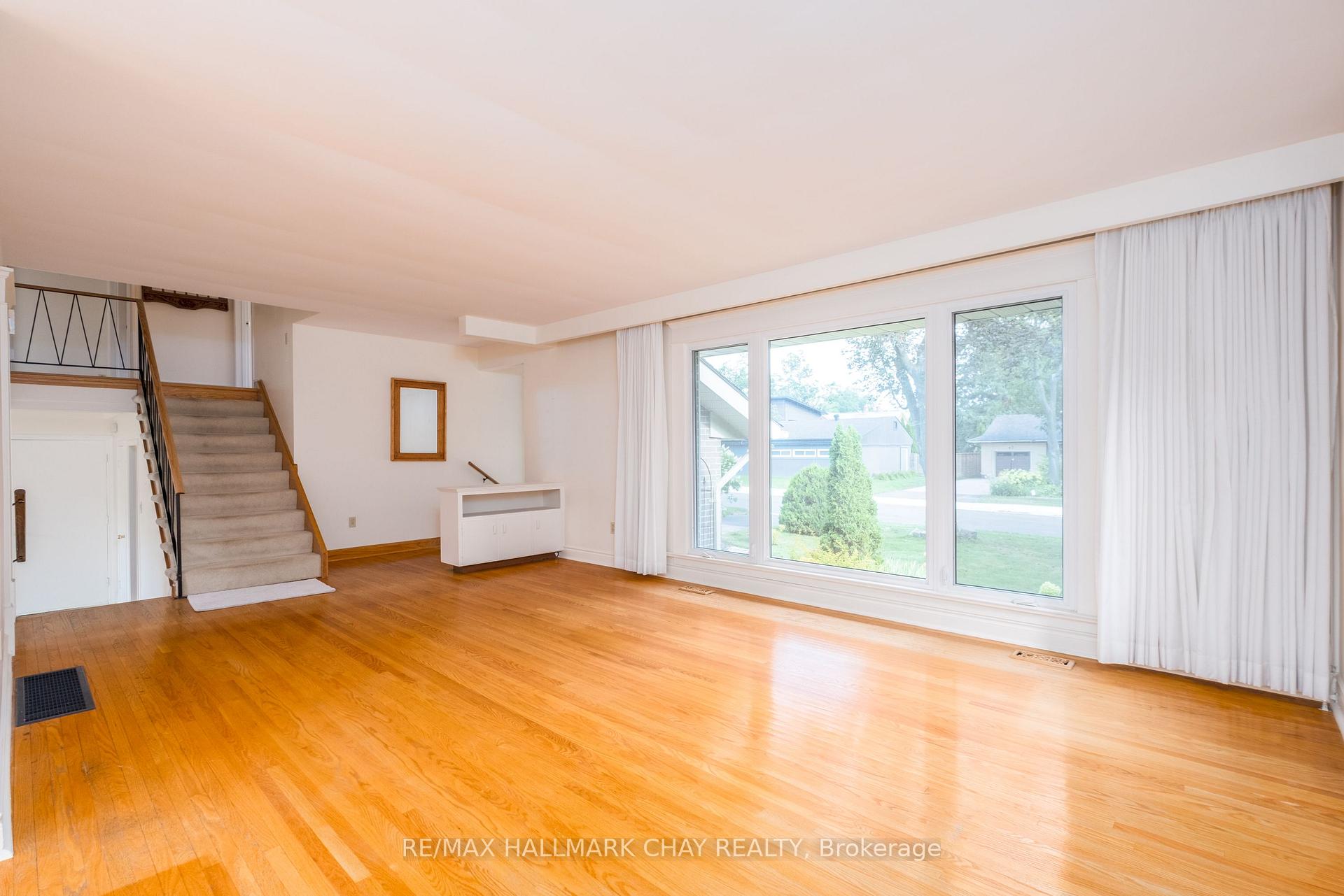 Photo 11 of 44 Amelia Street, Barrie, Codrington — HOMEH