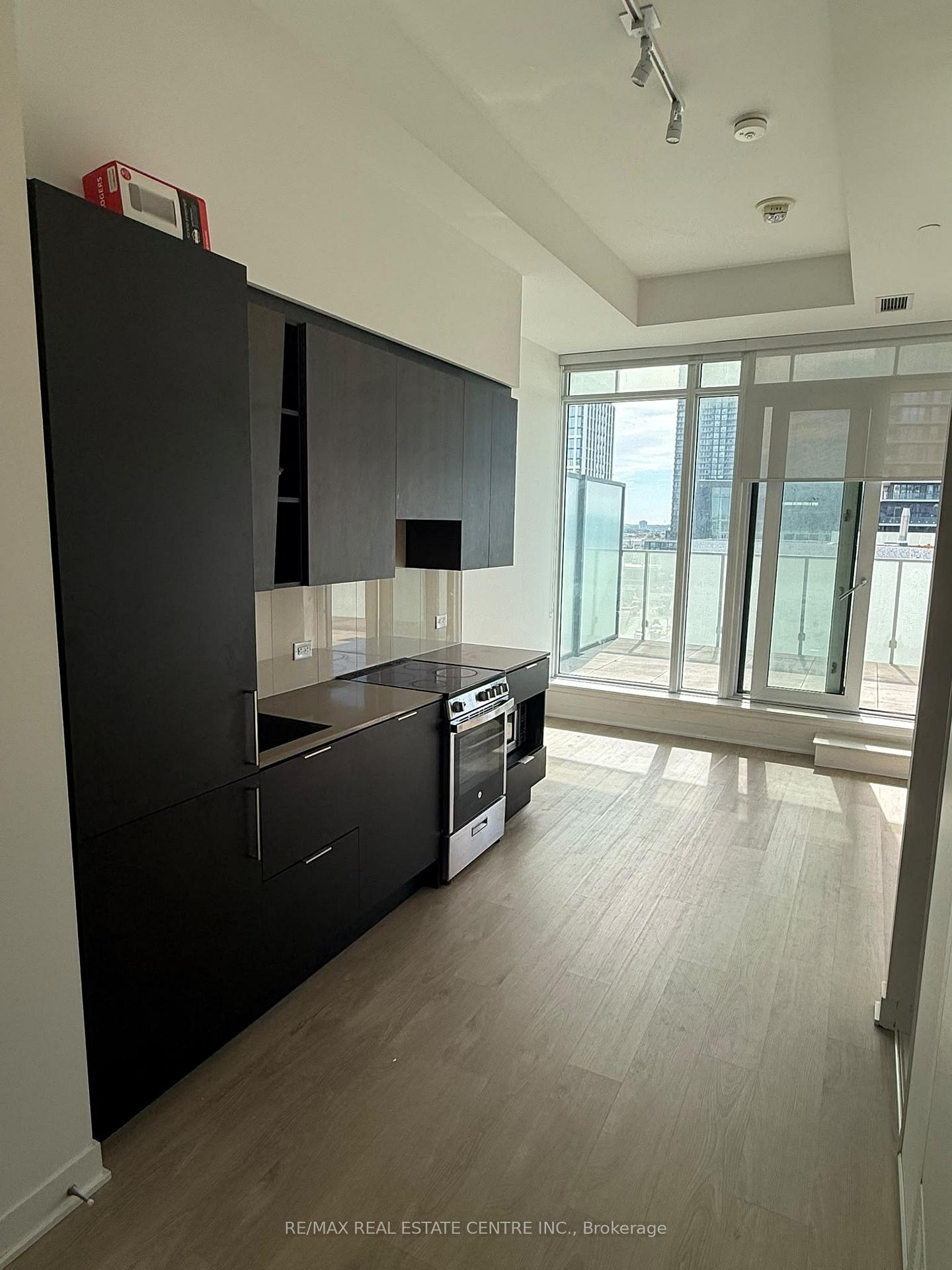 Photo 4 of Unit 605, 3900 Confederation Parkway, Mississauga, City Centre — HOMEH