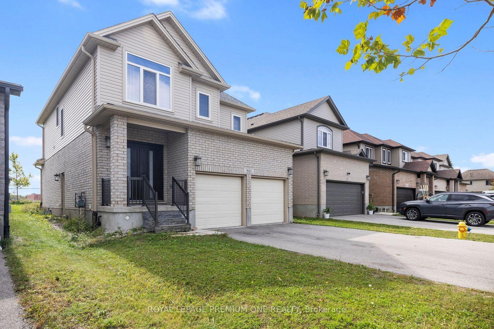 Photo 3 of 811 Cedarpark Way, London, North D — HOMEH