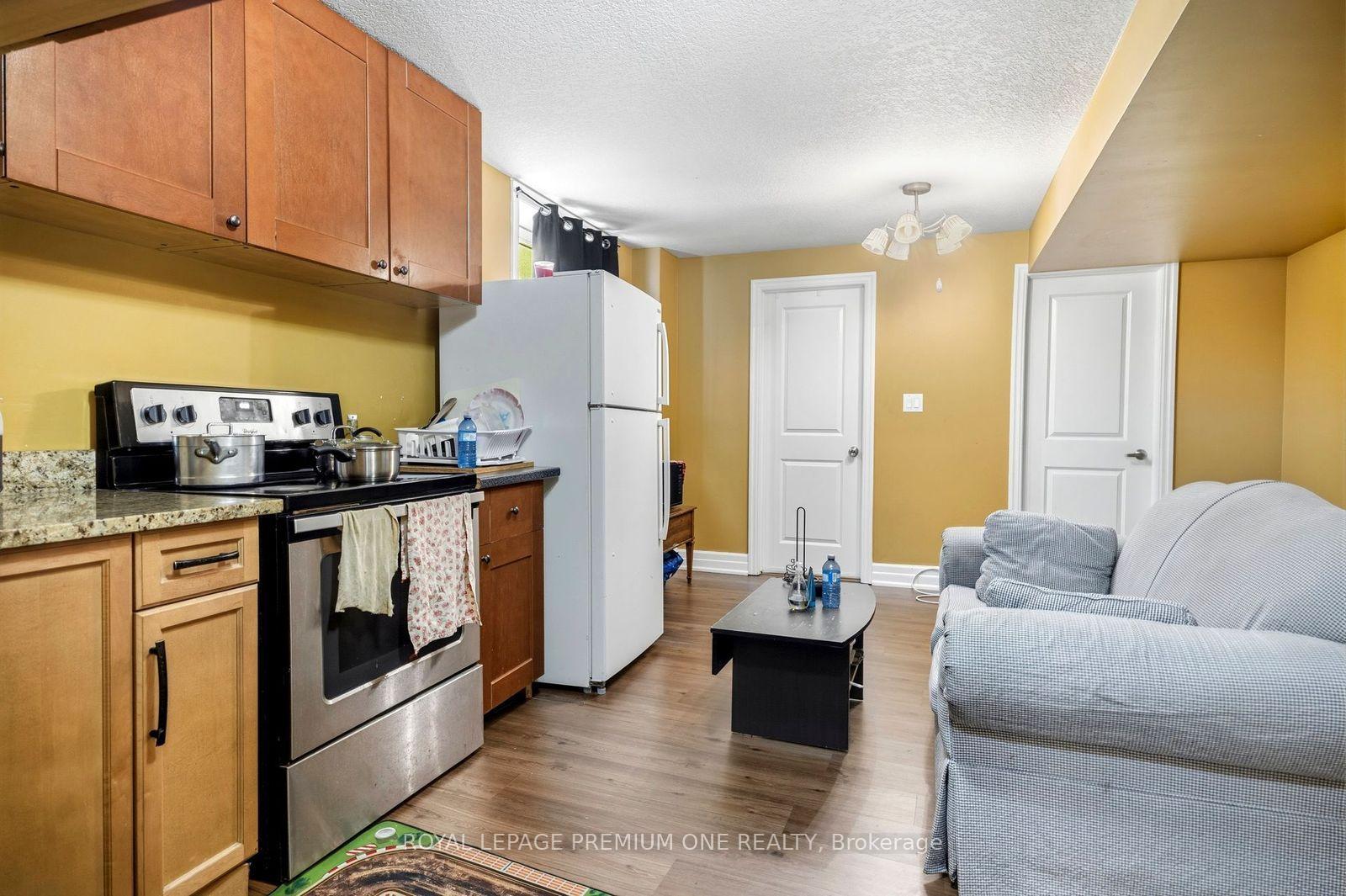 Photo 25 of 811 Cedarpark Way, London, North D — HOMEH