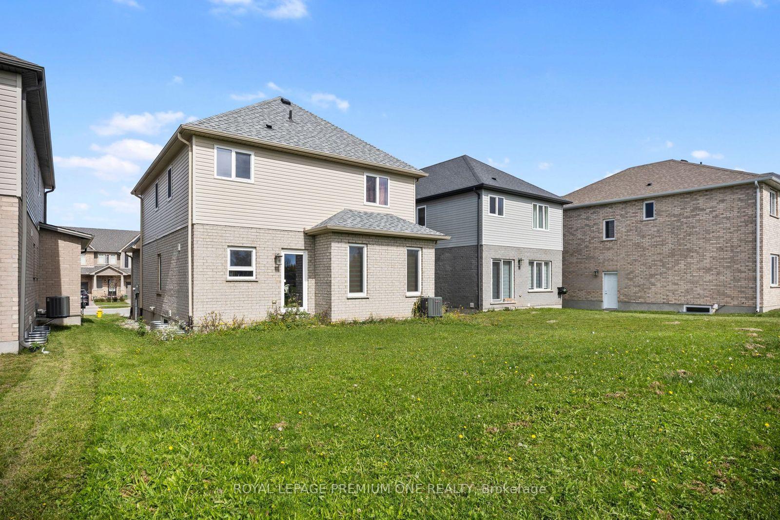 Photo 32 of 811 Cedarpark Way, London, North D — HOMEH