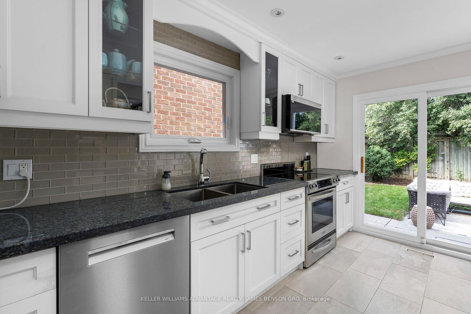 Photo 11 of 38 White Boulevard, Vaughan, Brownridge — HOMEH