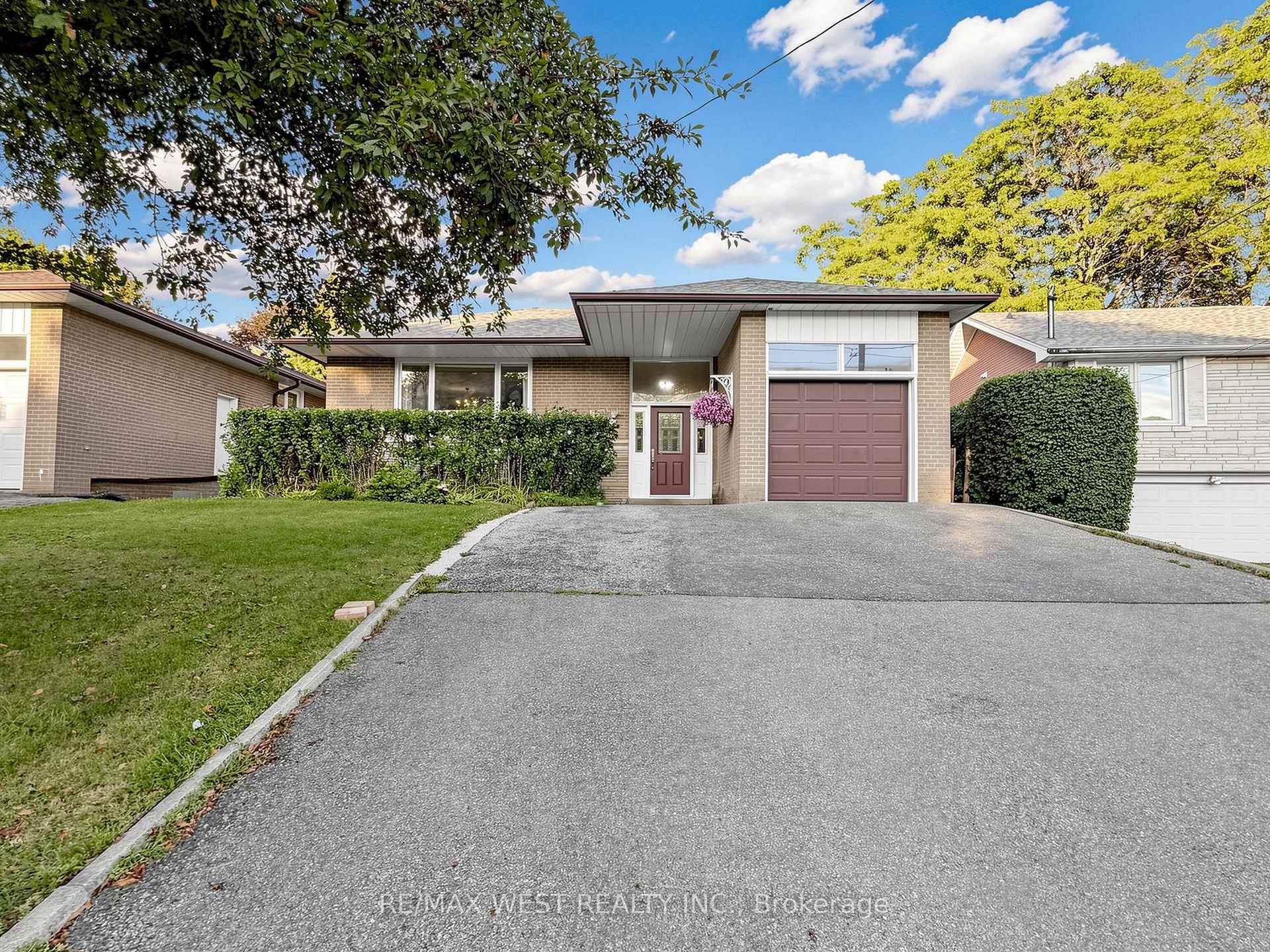 Photo 2 of 941 Willowdale Avenue, North York, Newtonbrook East — HOMEH