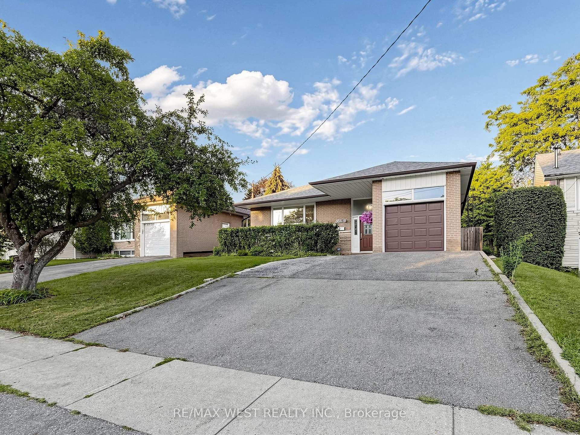 Photo 3 of 941 Willowdale Avenue, North York, Newtonbrook East — HOMEH
