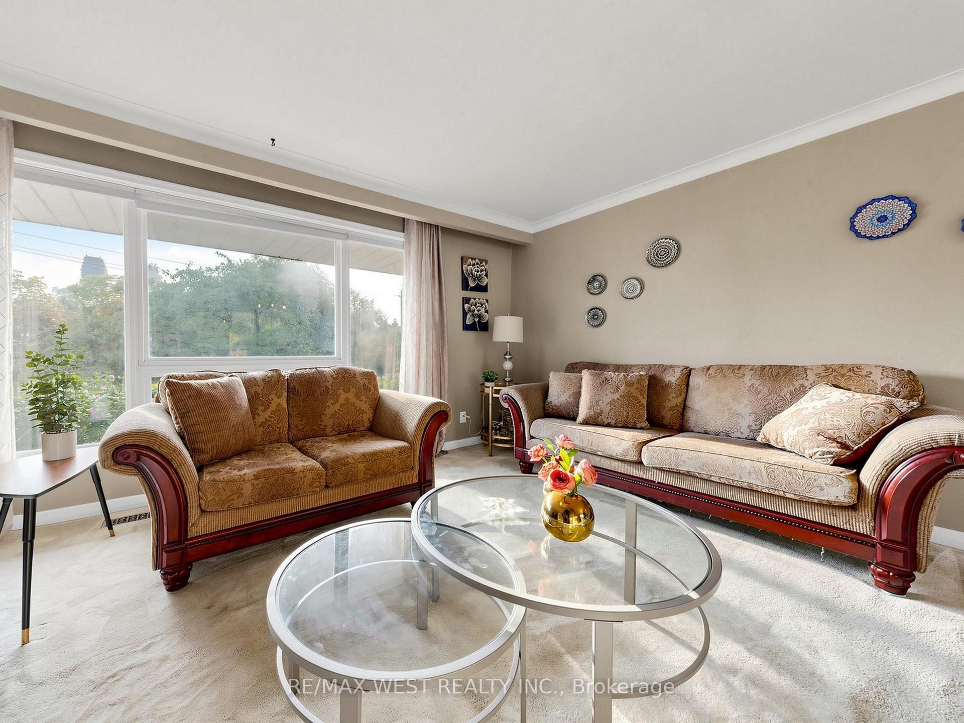 Photo 5 of 941 Willowdale Avenue, North York, Newtonbrook East — HOMEH