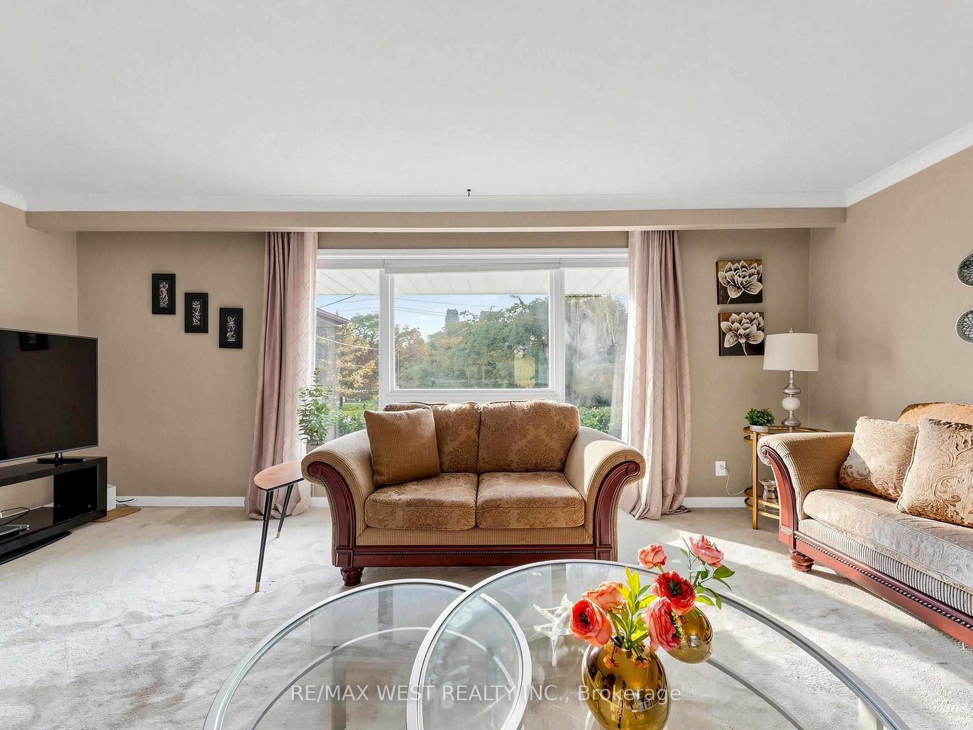 Photo 7 of 941 Willowdale Avenue, North York, Newtonbrook East — HOMEH