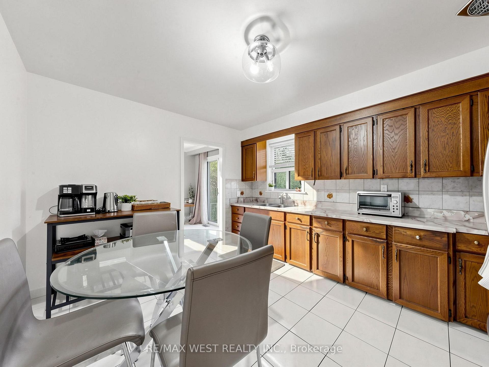 Photo 12 of 941 Willowdale Avenue, North York, Newtonbrook East — HOMEH