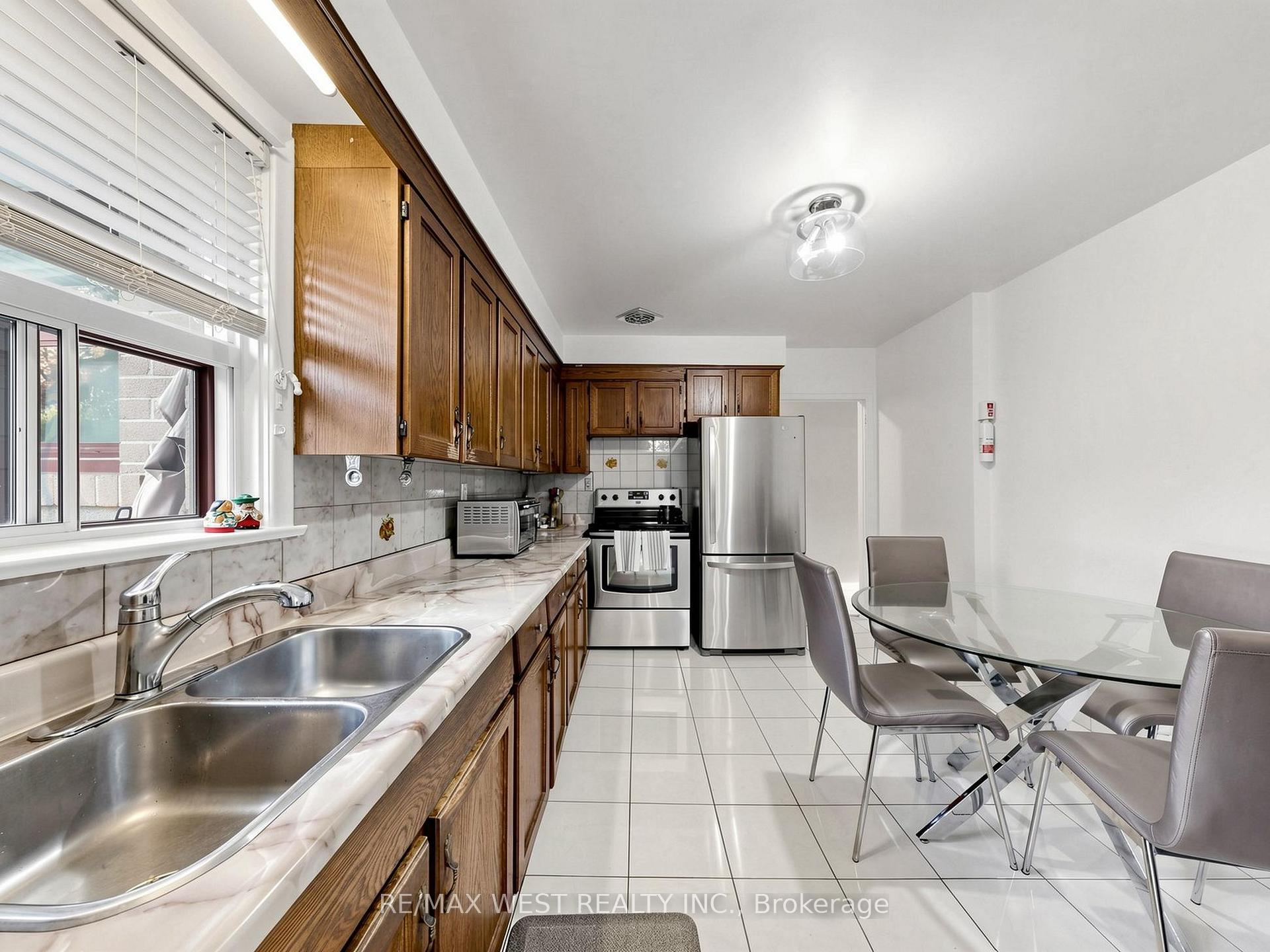 Photo 13 of 941 Willowdale Avenue, North York, Newtonbrook East — HOMEH