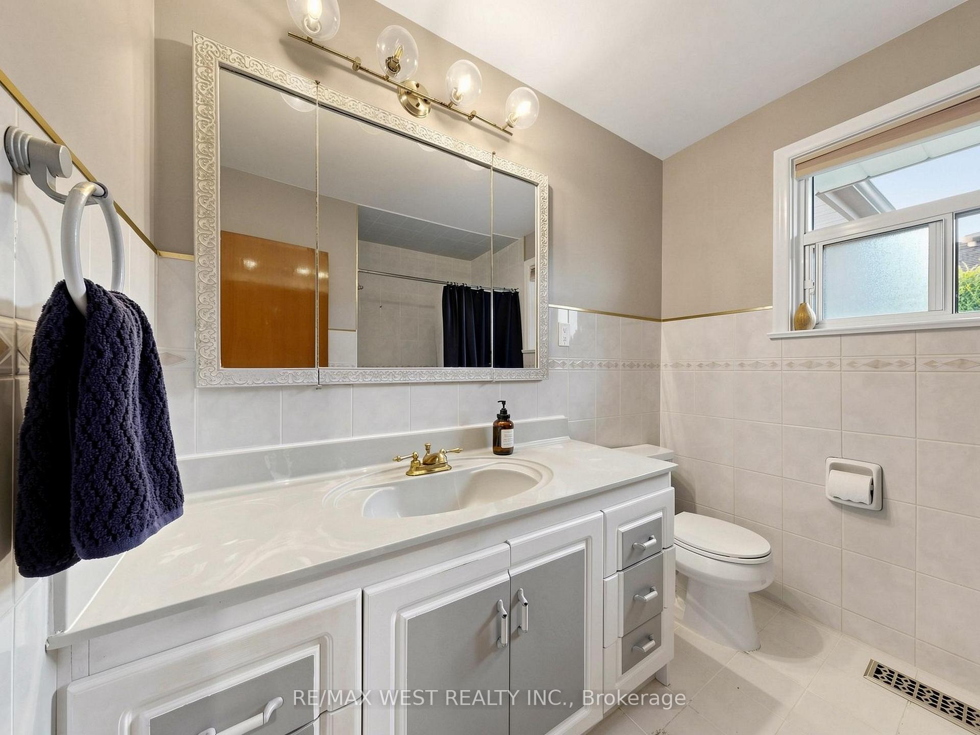 Photo 19 of 941 Willowdale Avenue, North York, Newtonbrook East — HOMEH