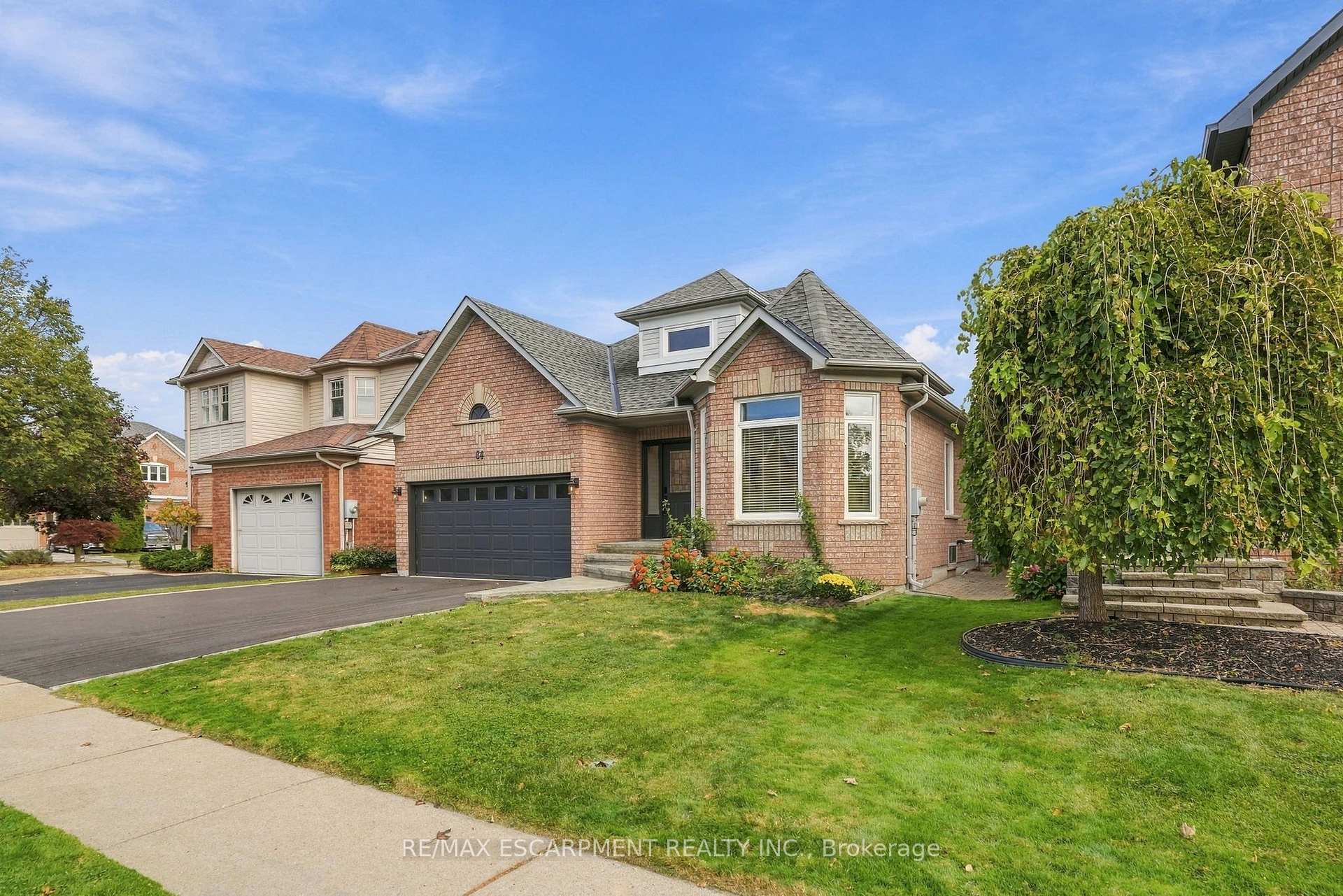 Photo 2 of 84 Riley Street, Hamilton, Waterdown — HOMEH