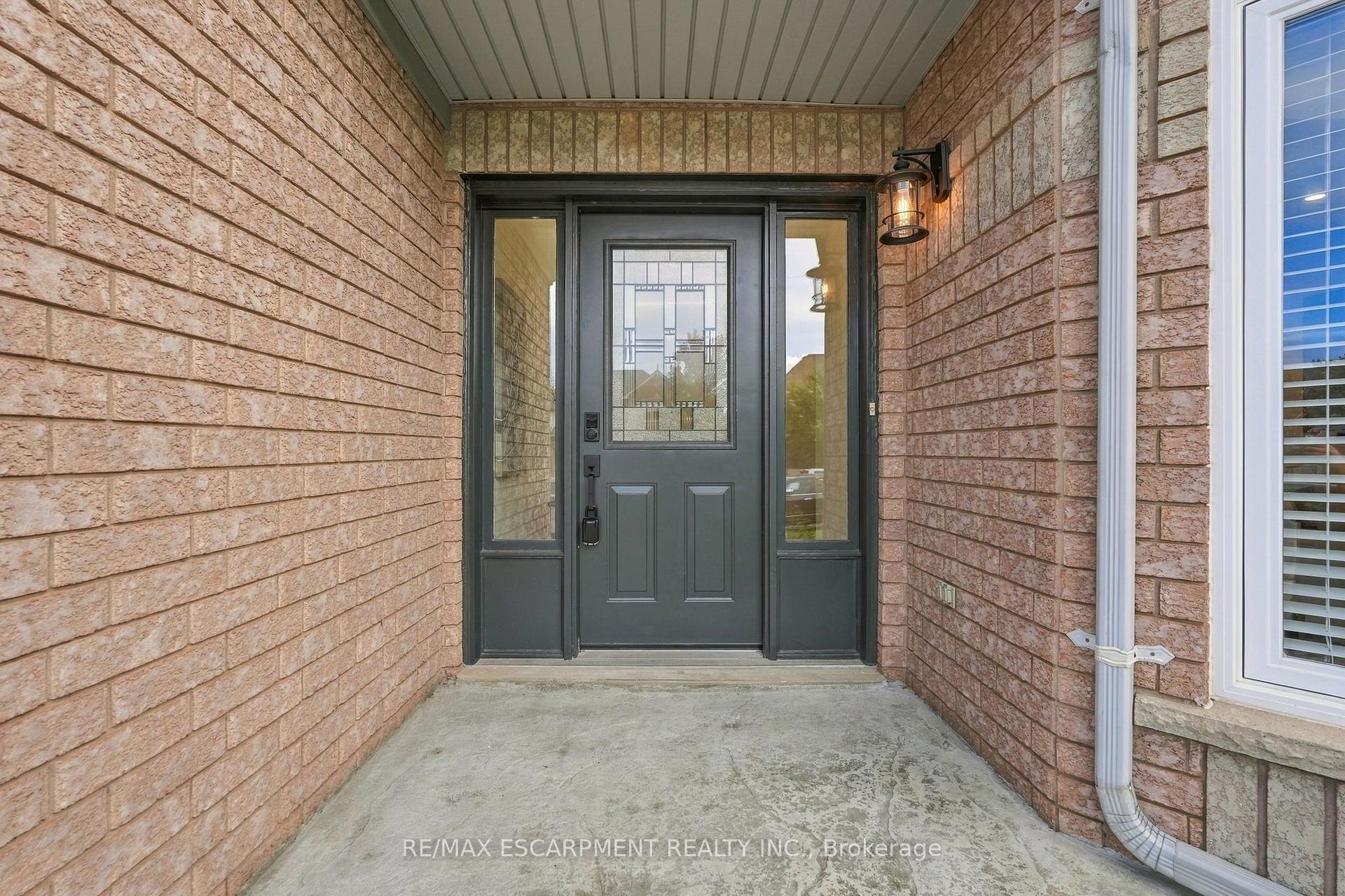 Photo 3 of 84 Riley Street, Hamilton, Waterdown — HOMEH