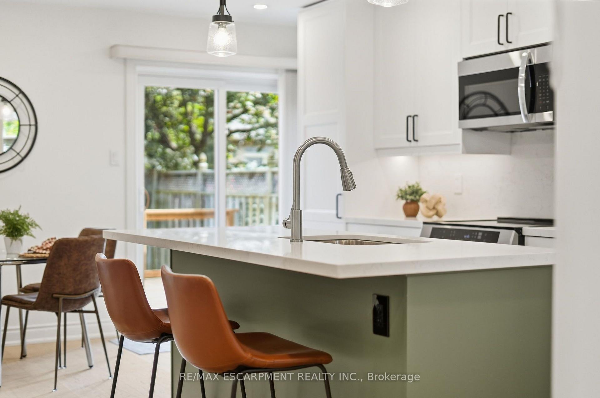 Photo 9 of 84 Riley Street, Hamilton, Waterdown — HOMEH