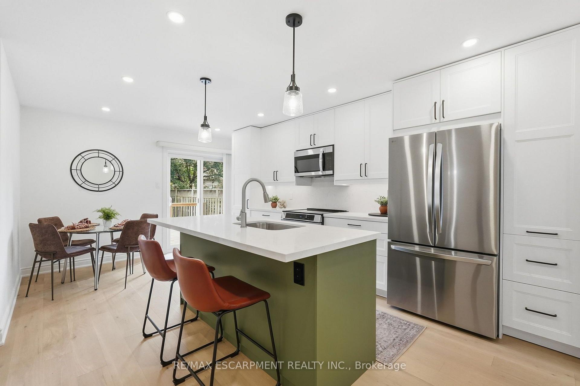 Photo 10 of 84 Riley Street, Hamilton, Waterdown — HOMEH