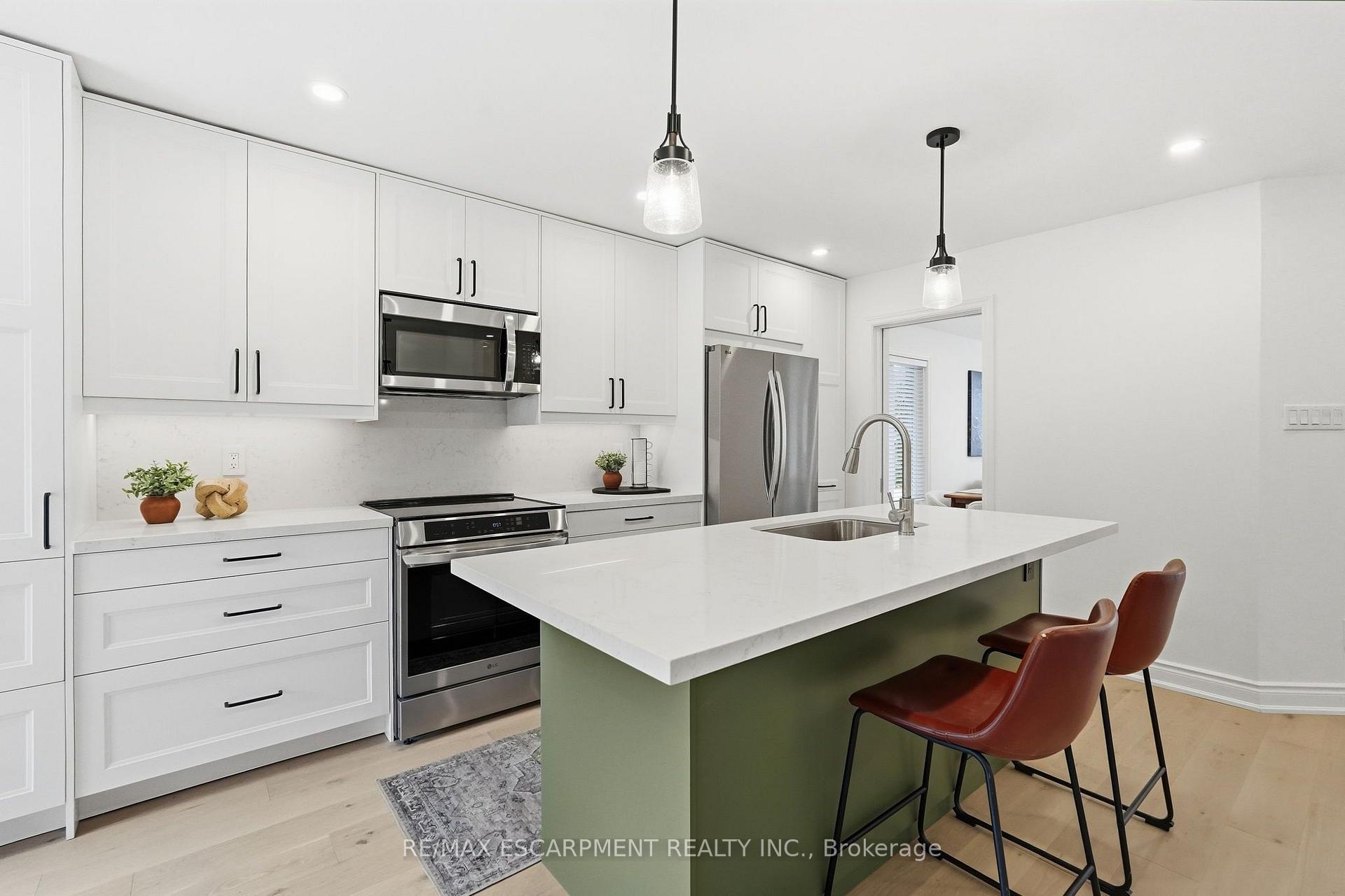 Photo 13 of 84 Riley Street, Hamilton, Waterdown — HOMEH