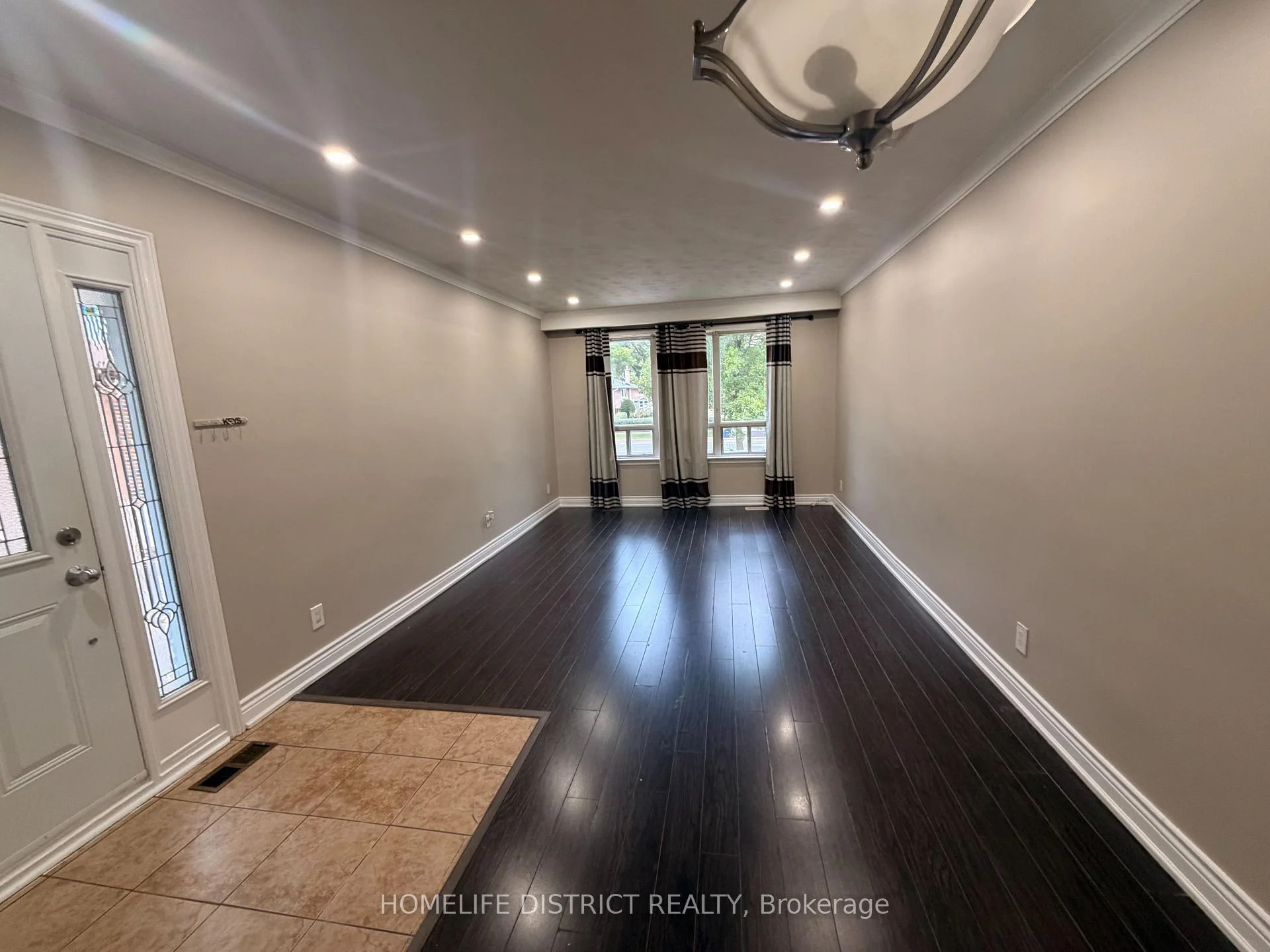 Photo 3 of 814 Brimorton Drive E, Scarborough, Woburn — HOMEH