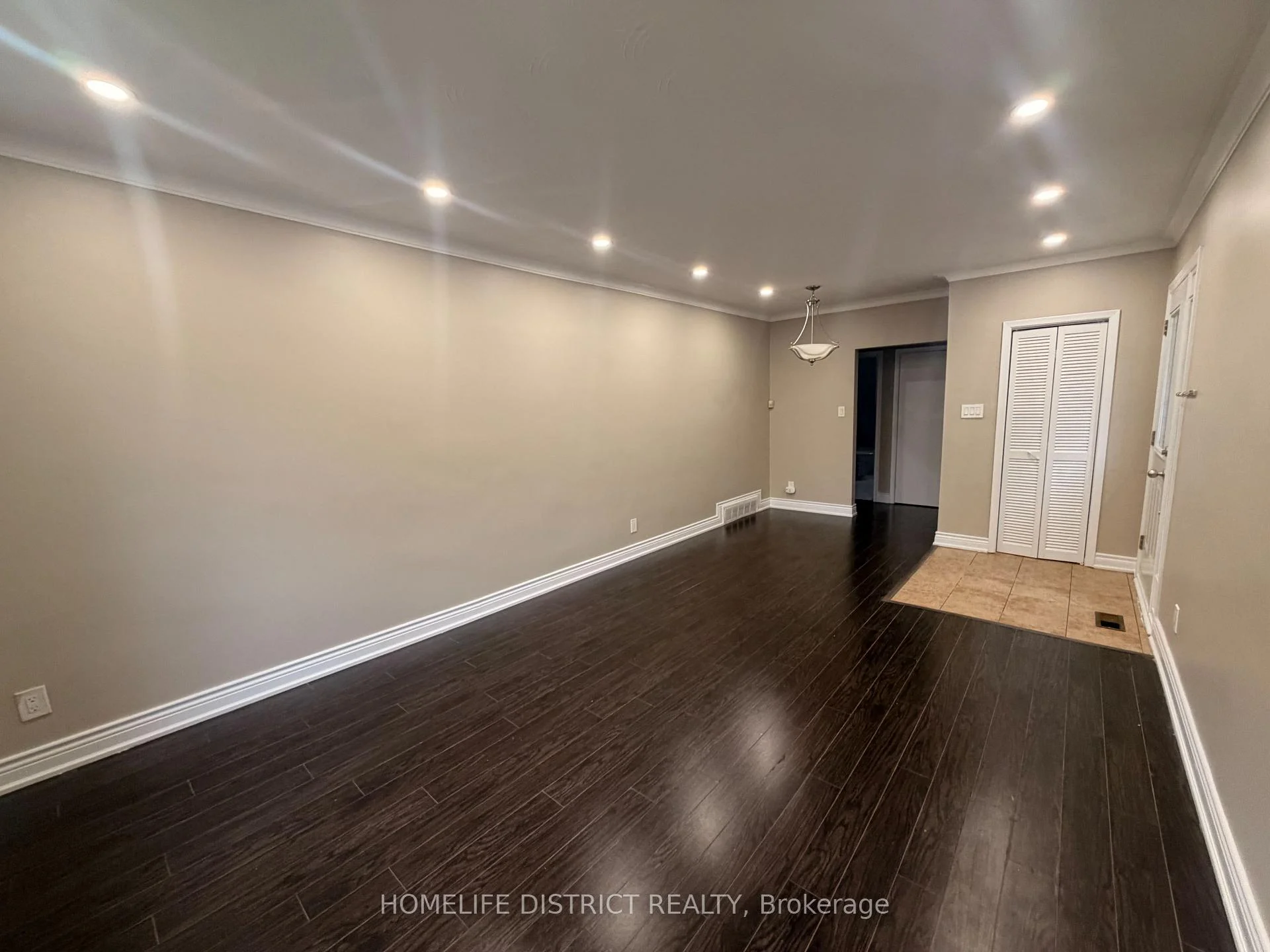 Photo 4 of 814 Brimorton Drive E, Scarborough, Woburn — HOMEH