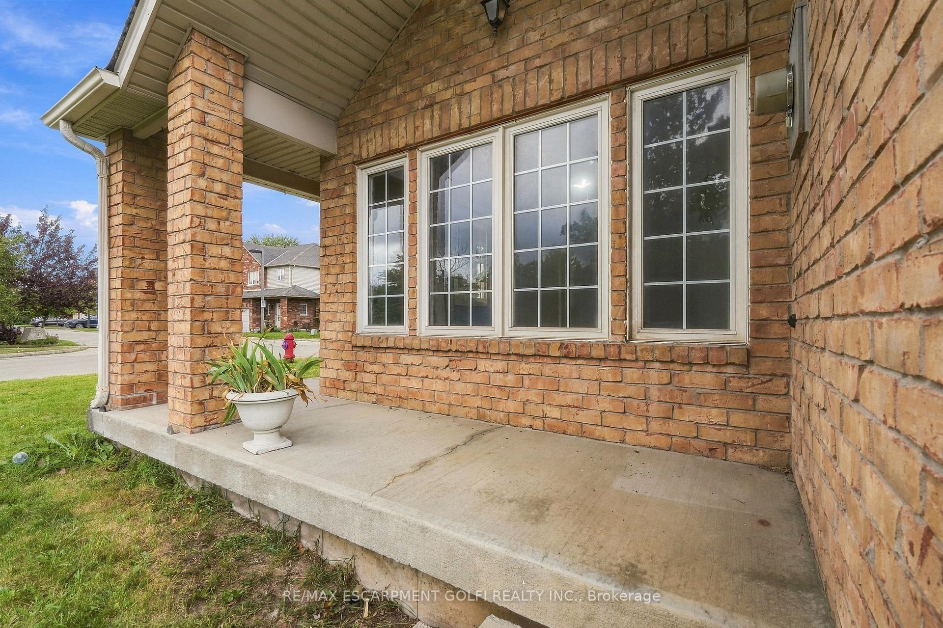 Photo 3 of 27 Pisa Drive, Hamilton, Lakeshore — HOMEH