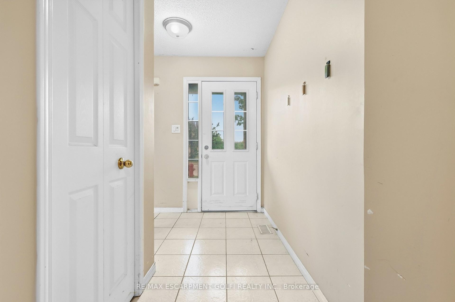 Photo 5 of 27 Pisa Drive, Hamilton, Lakeshore — HOMEH