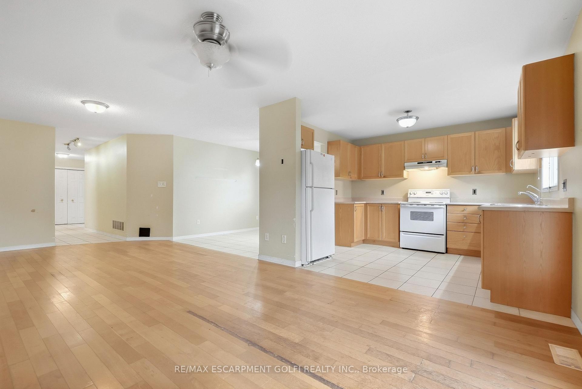 Photo 8 of 27 Pisa Drive, Hamilton, Lakeshore — HOMEH