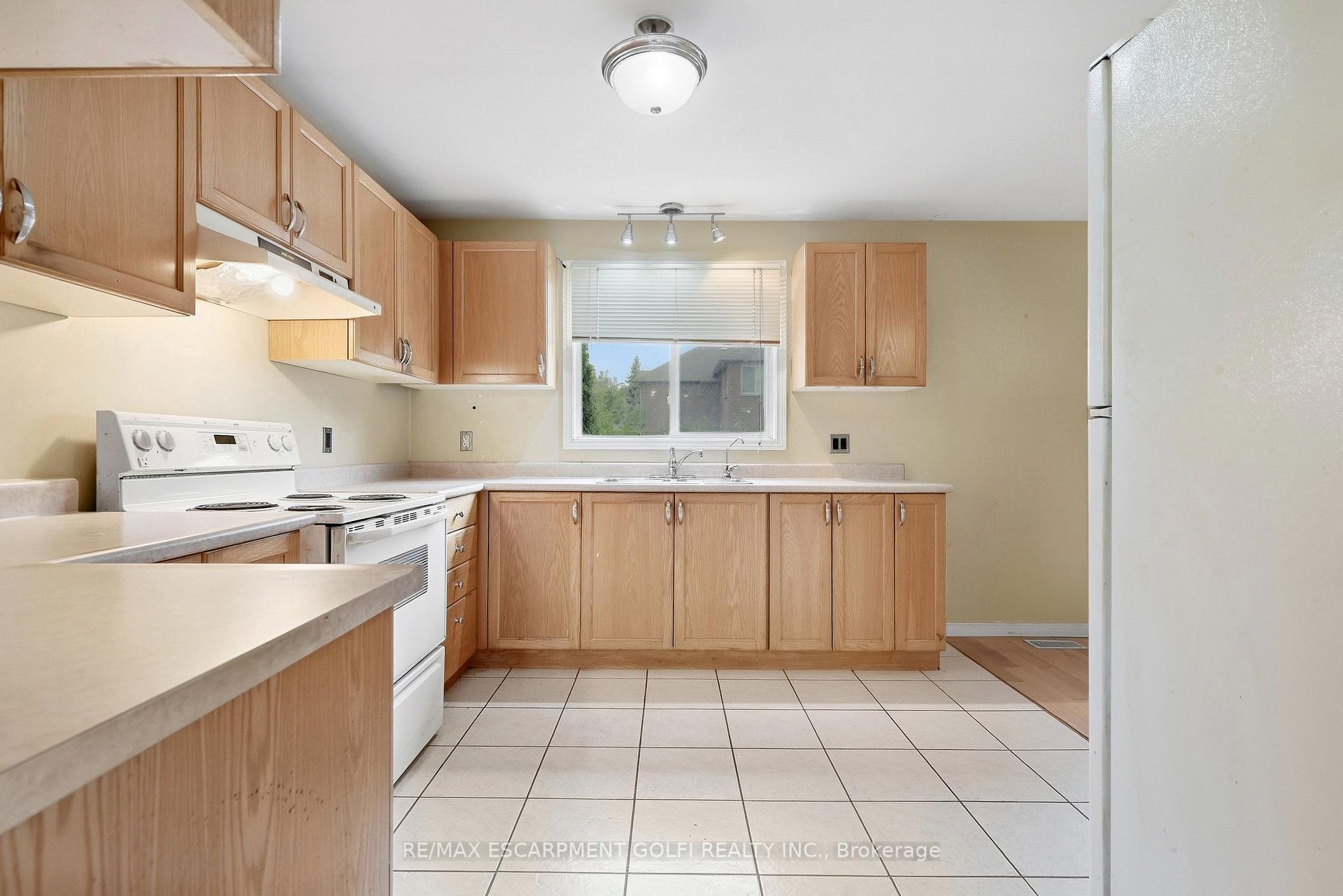 Photo 14 of 27 Pisa Drive, Hamilton, Lakeshore — HOMEH