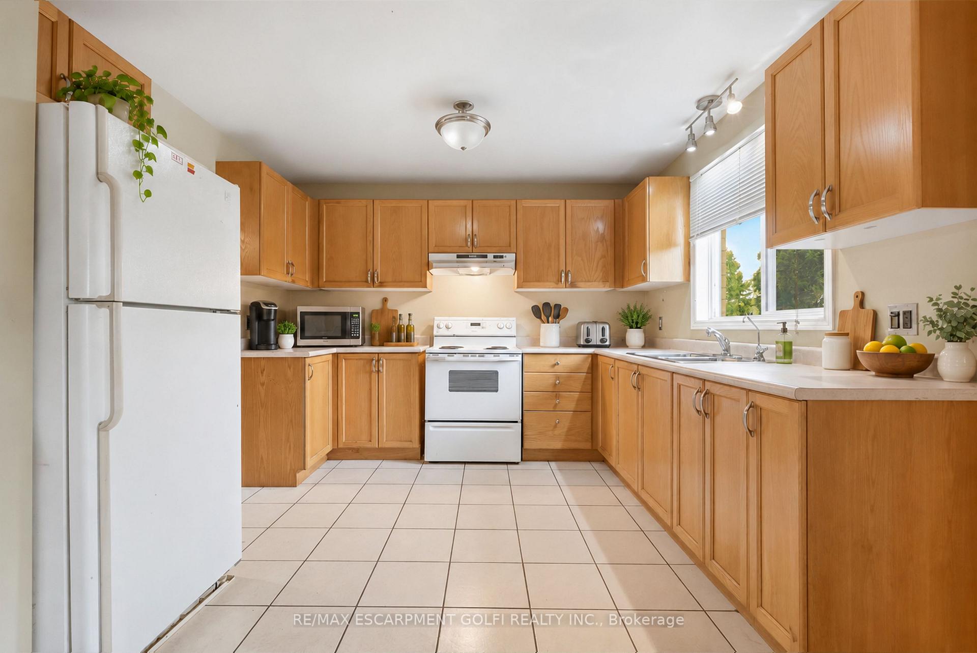 Photo 15 of 27 Pisa Drive, Hamilton, Lakeshore — HOMEH