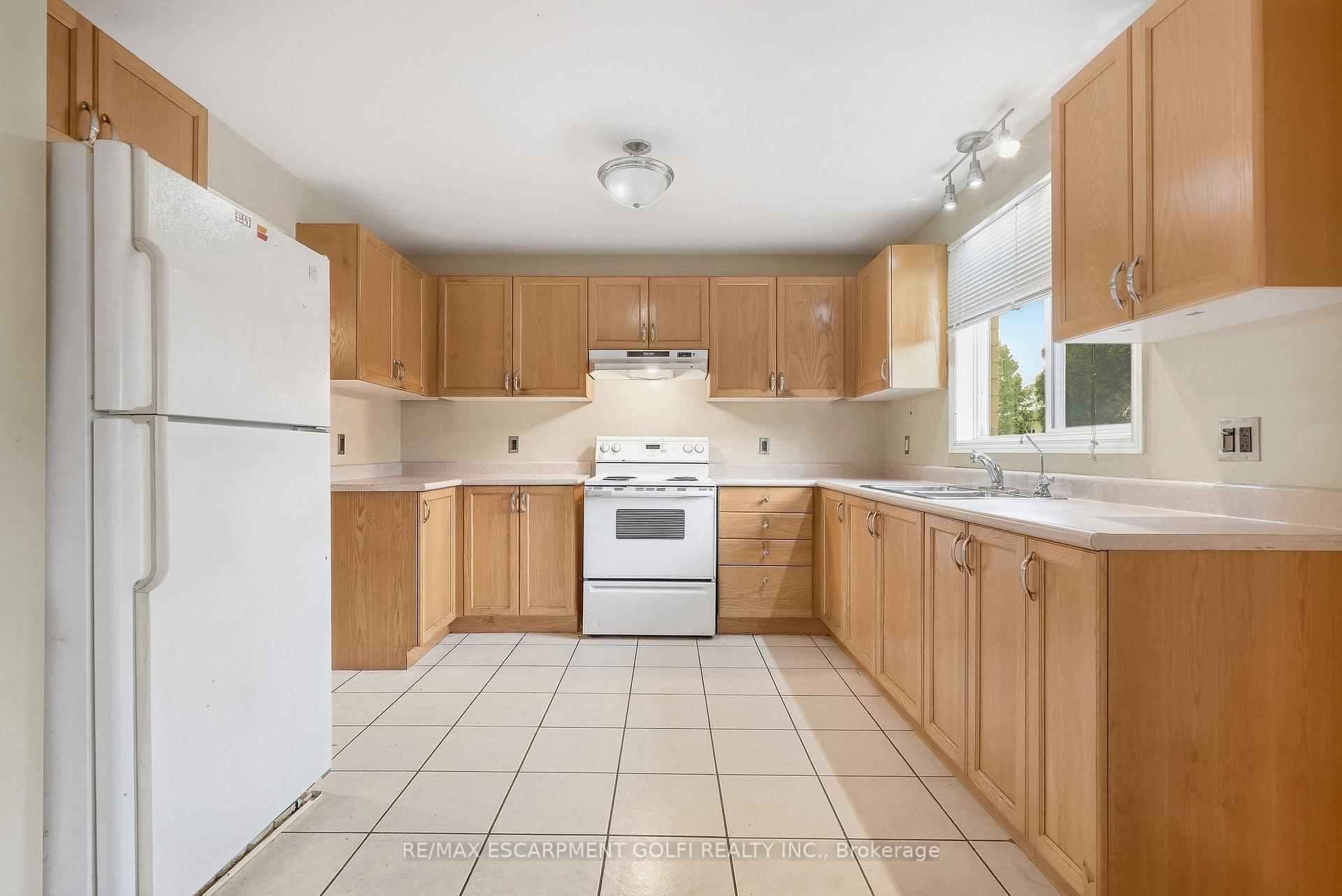 Photo 16 of 27 Pisa Drive, Hamilton, Lakeshore — HOMEH