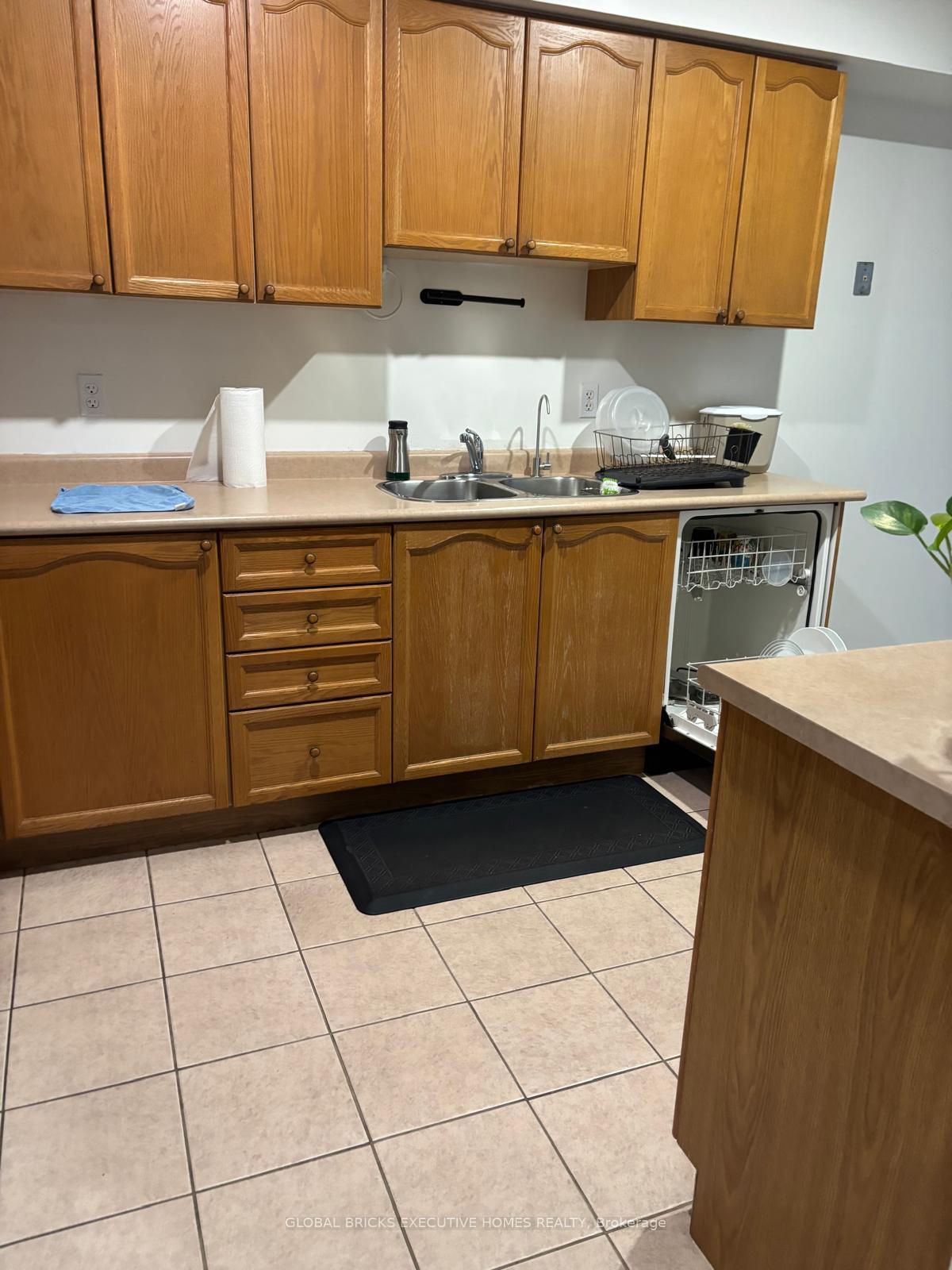 Photo 6 of 6064 Coxswain Crescent, Mississauga, East Credit — HOMEH