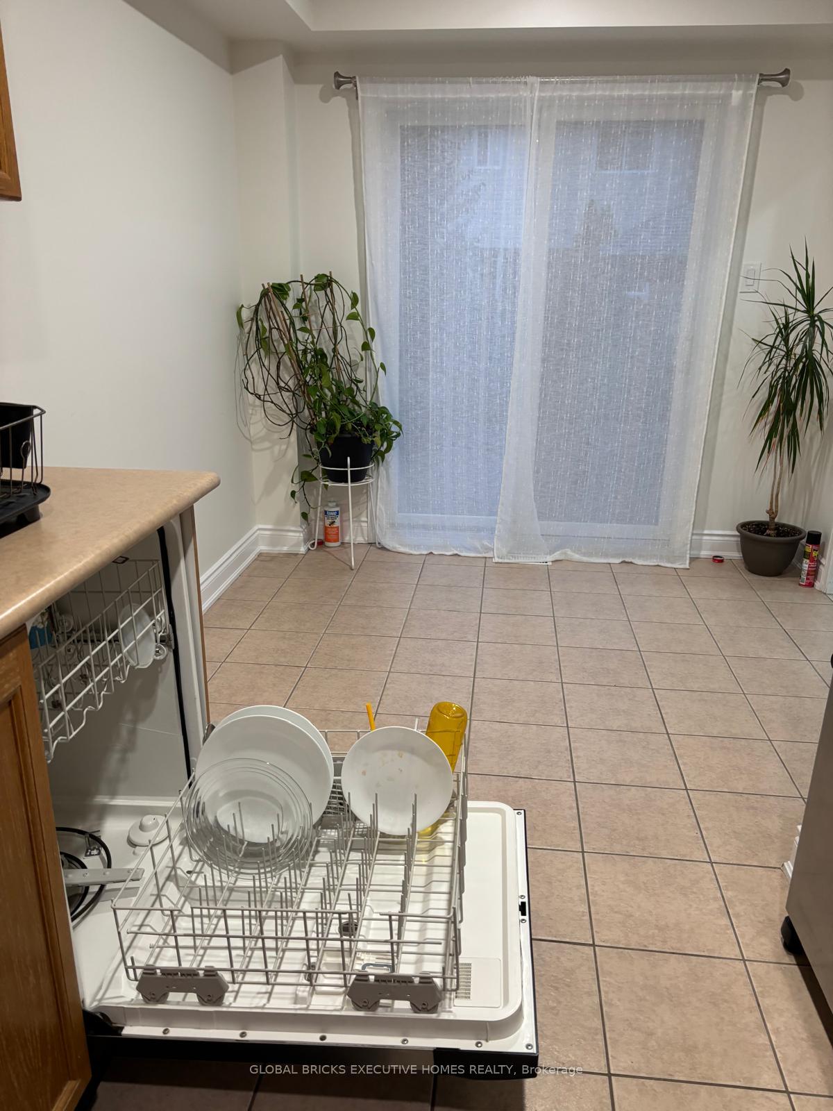Photo 10 of 6064 Coxswain Crescent, Mississauga, East Credit — HOMEH