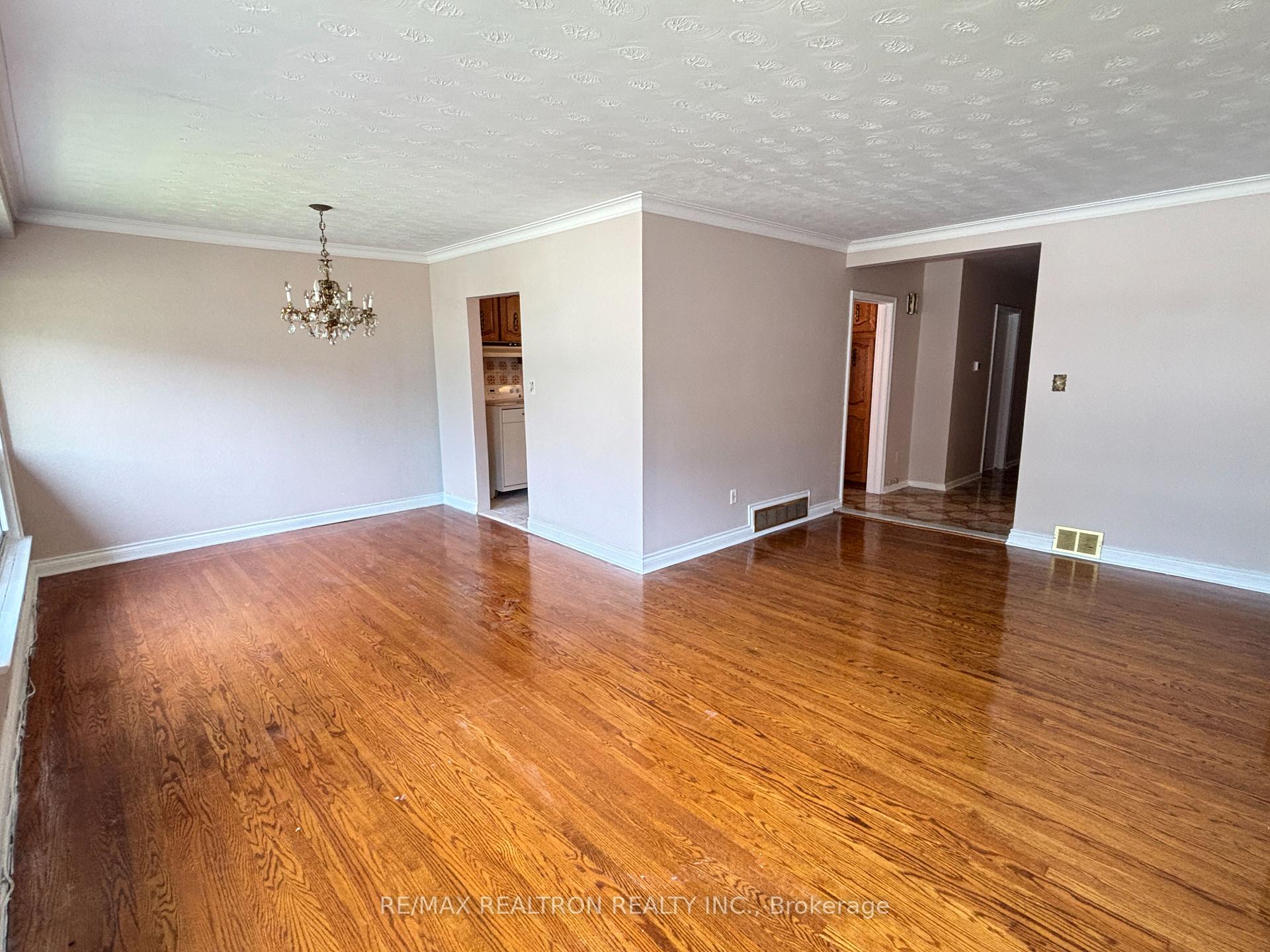Photo 13 of 97 Overbrook Place, North York, Bathurst Manor — HOMEH