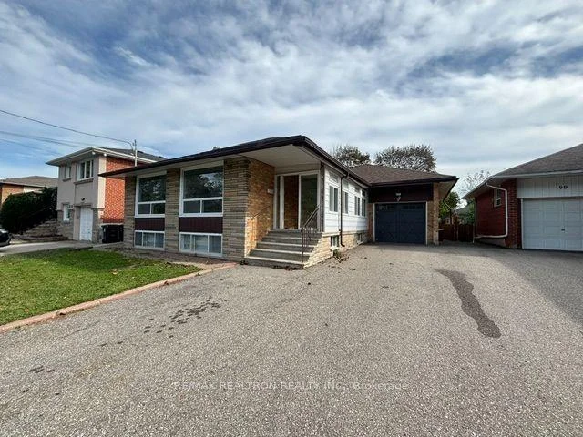 Photo 6 of 97 Overbrook Place, North York, Bathurst Manor — HOMEH