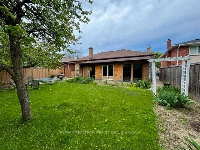 Photo 16 of 97 Overbrook Place, North York, Bathurst Manor — HOMEH