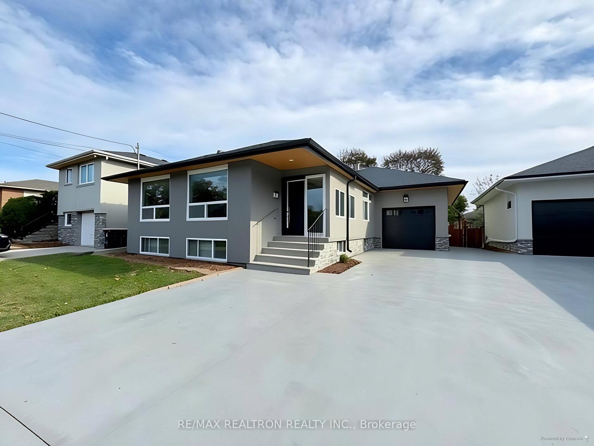Photo 8 of 97 Overbrook Place, North York, Bathurst Manor — HOMEH