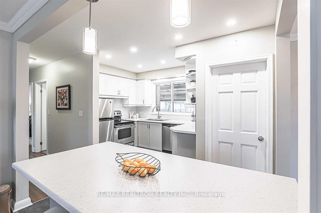 Photo 11 of 917 Henry Street, Whitby, Downtown Whitby — HOMEH