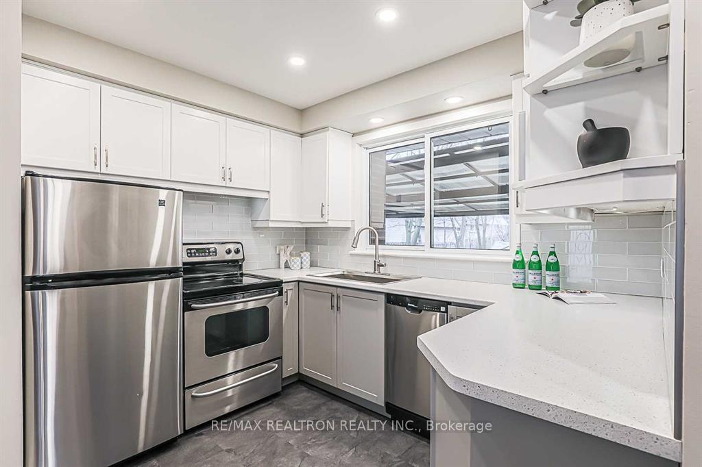 Photo 12 of 917 Henry Street, Whitby, Downtown Whitby — HOMEH